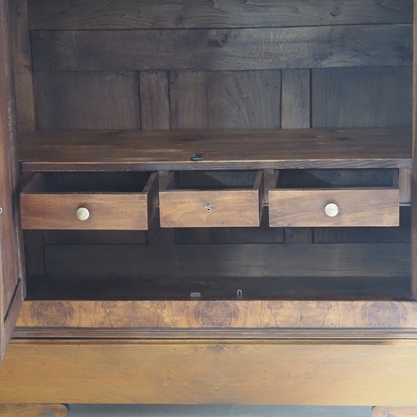 EPOCHE 1890 - Gründerzeit-Schrank mit Wurzelholzfurnier