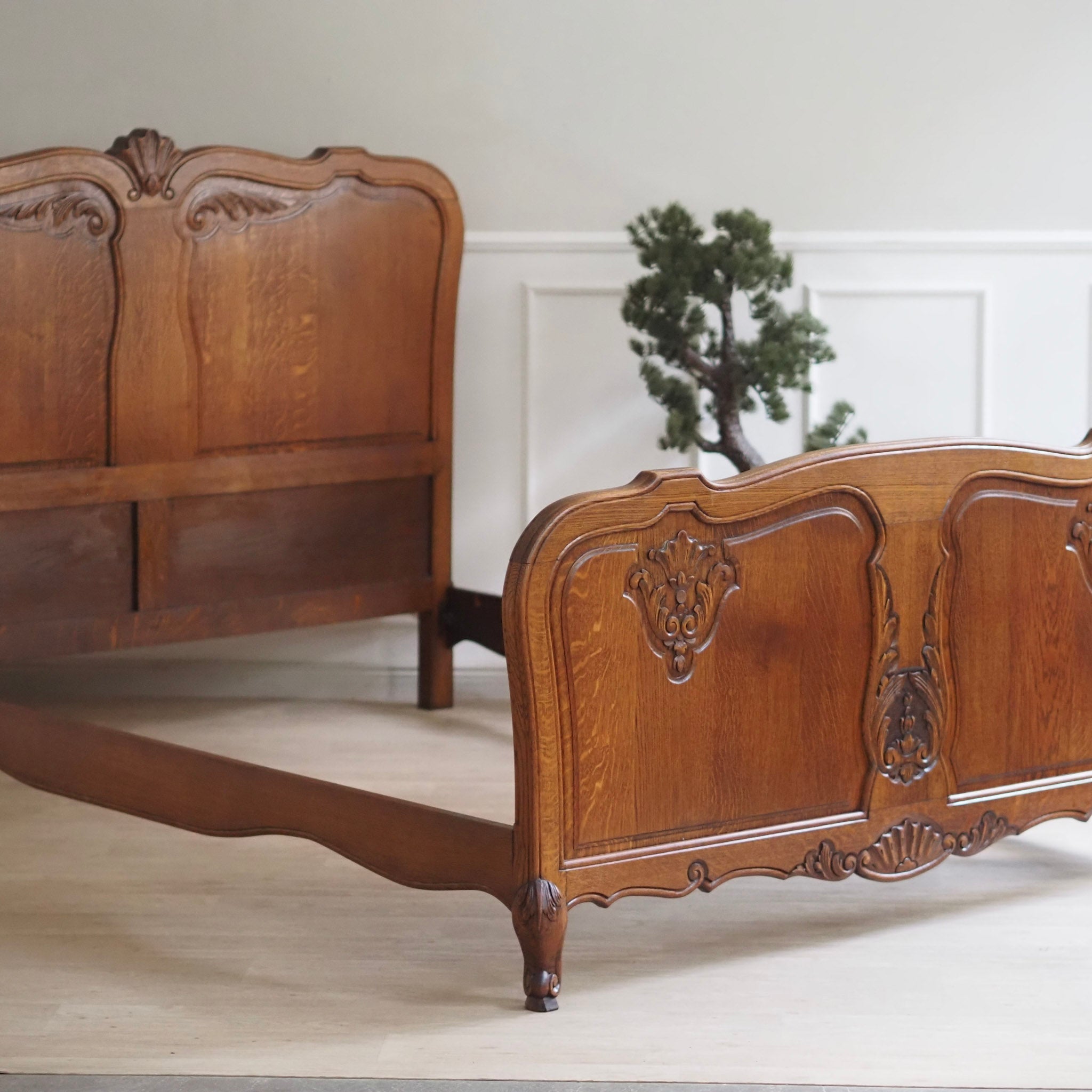 EPOCHE 1920 - Antikes Französisches Bettgestell mit floralen Schnitzereien - Louis XV