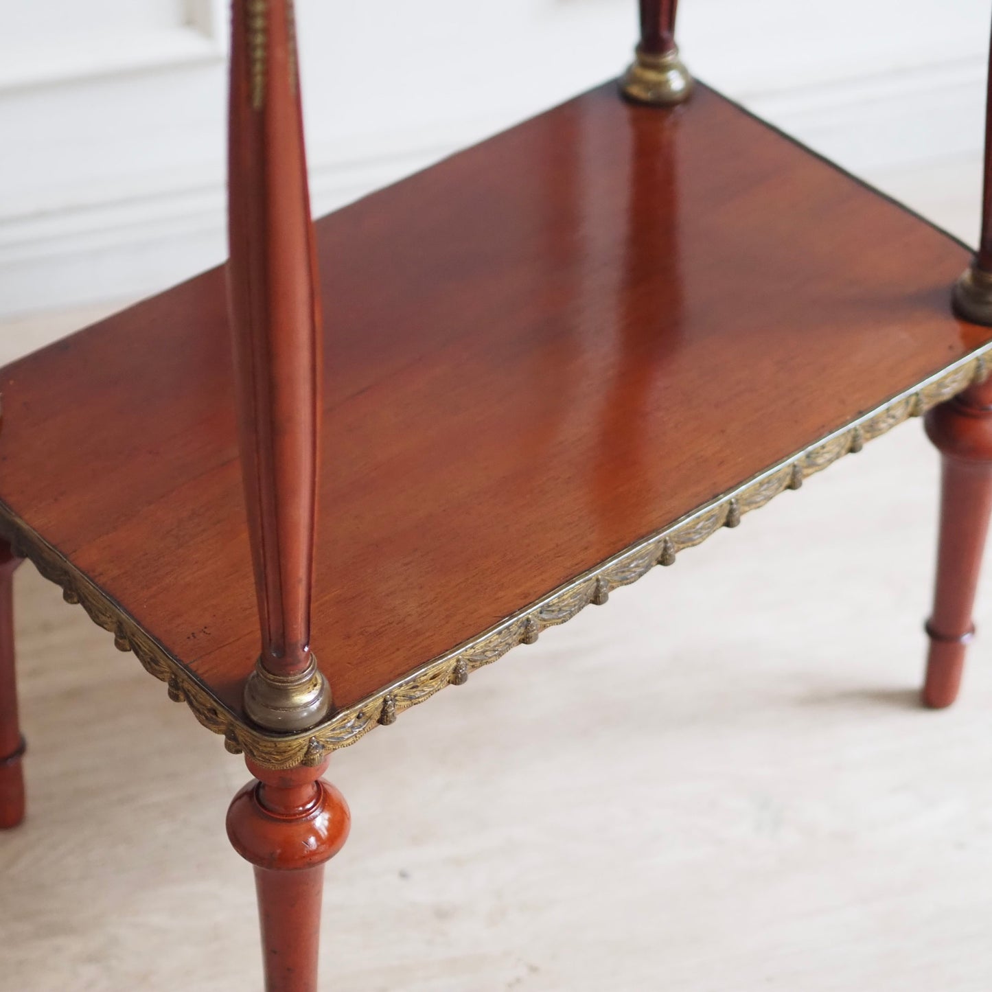 EPOCHE 1890 - Mahagoni Schminktisch mit Spiegel und Messingverzierung - Louis XVI Konsole