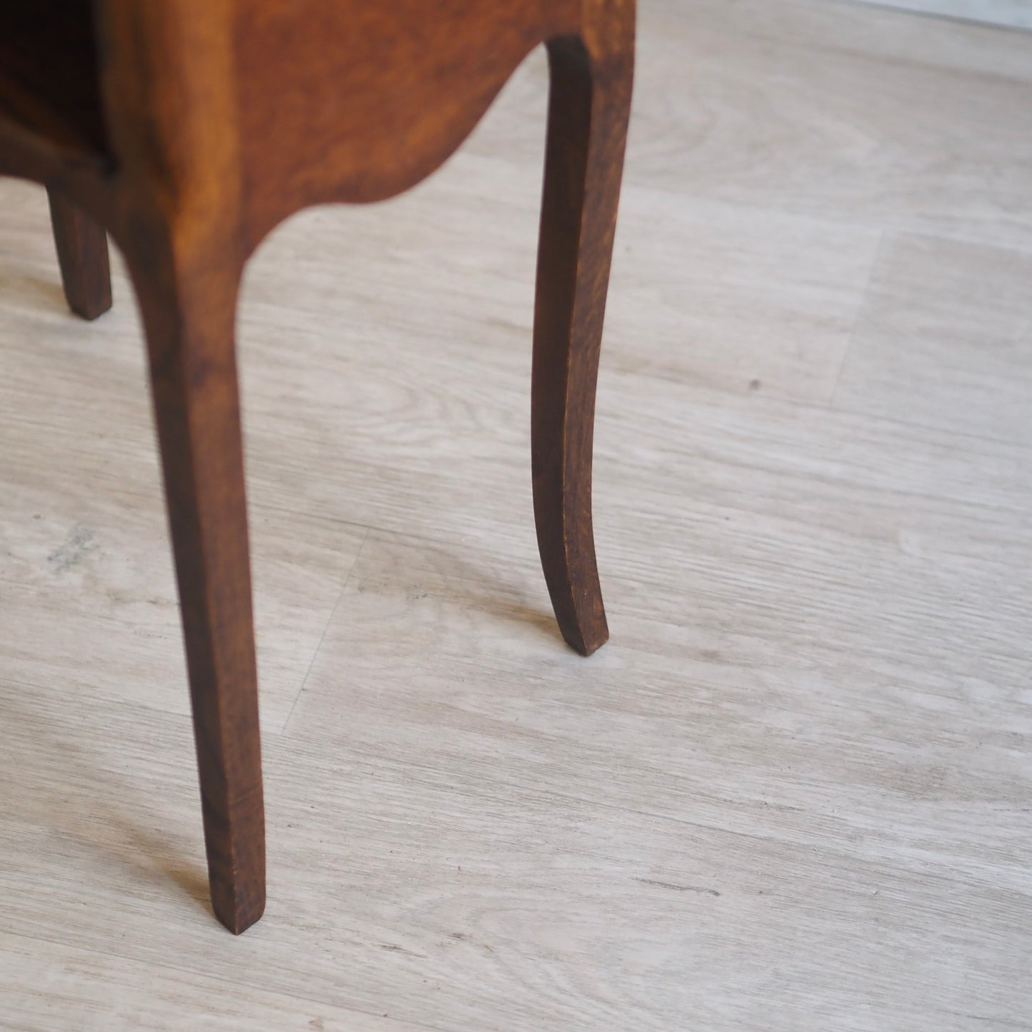 EPOCHE 1930 - Filigraner französischer Nachttisch aus Eiche, Louis XV