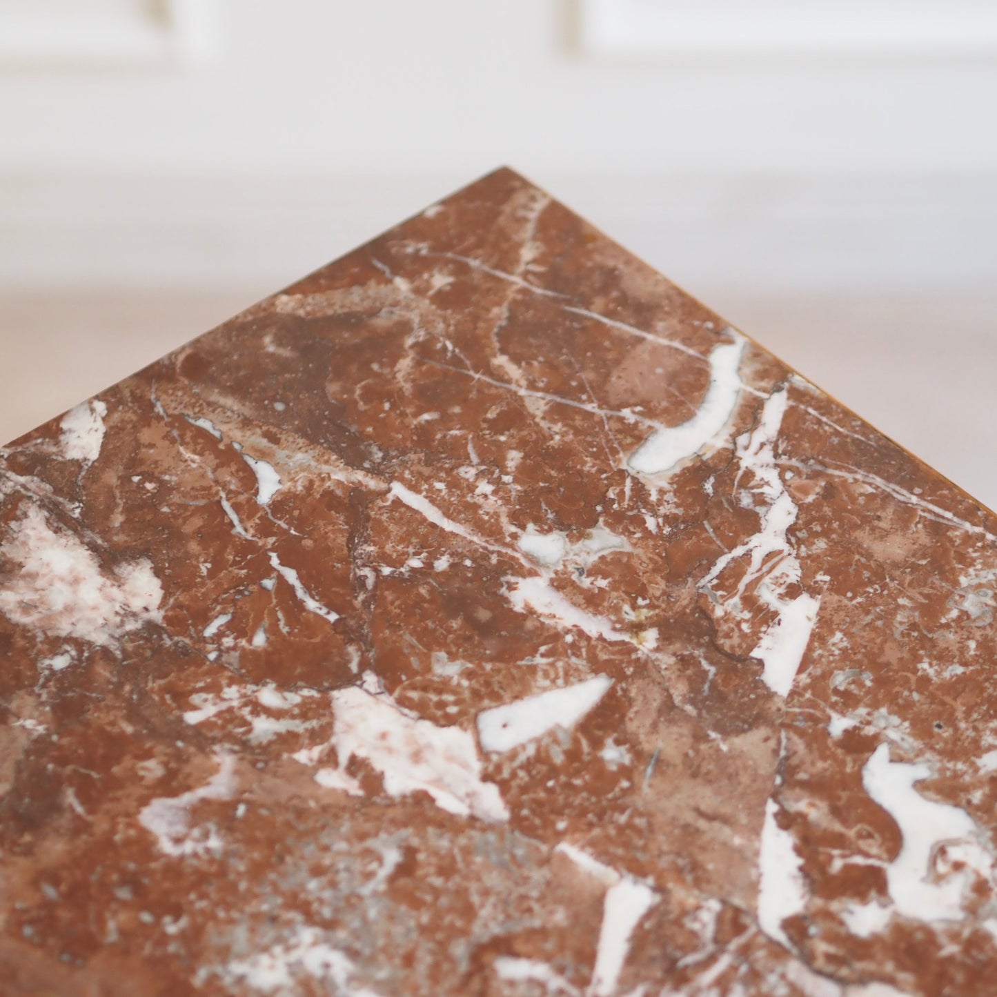 EPOCHE 1930 - Art Déco Nachttisch mit roter Marmorplatte und Innenfach