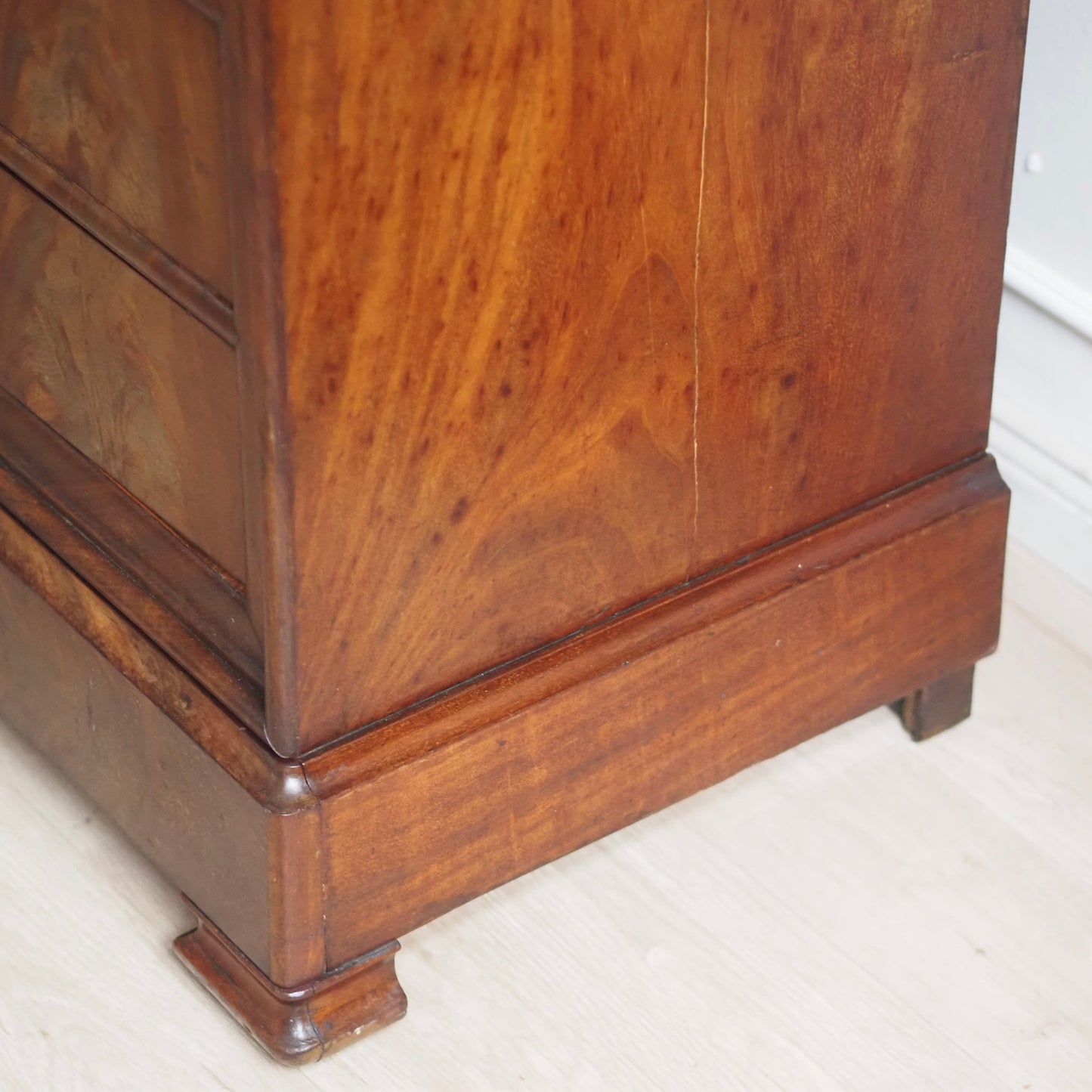 EPOCHE 1850 - Französische Kommode mit schwarzem Marmor - Louis-Philippe, Mahagoni