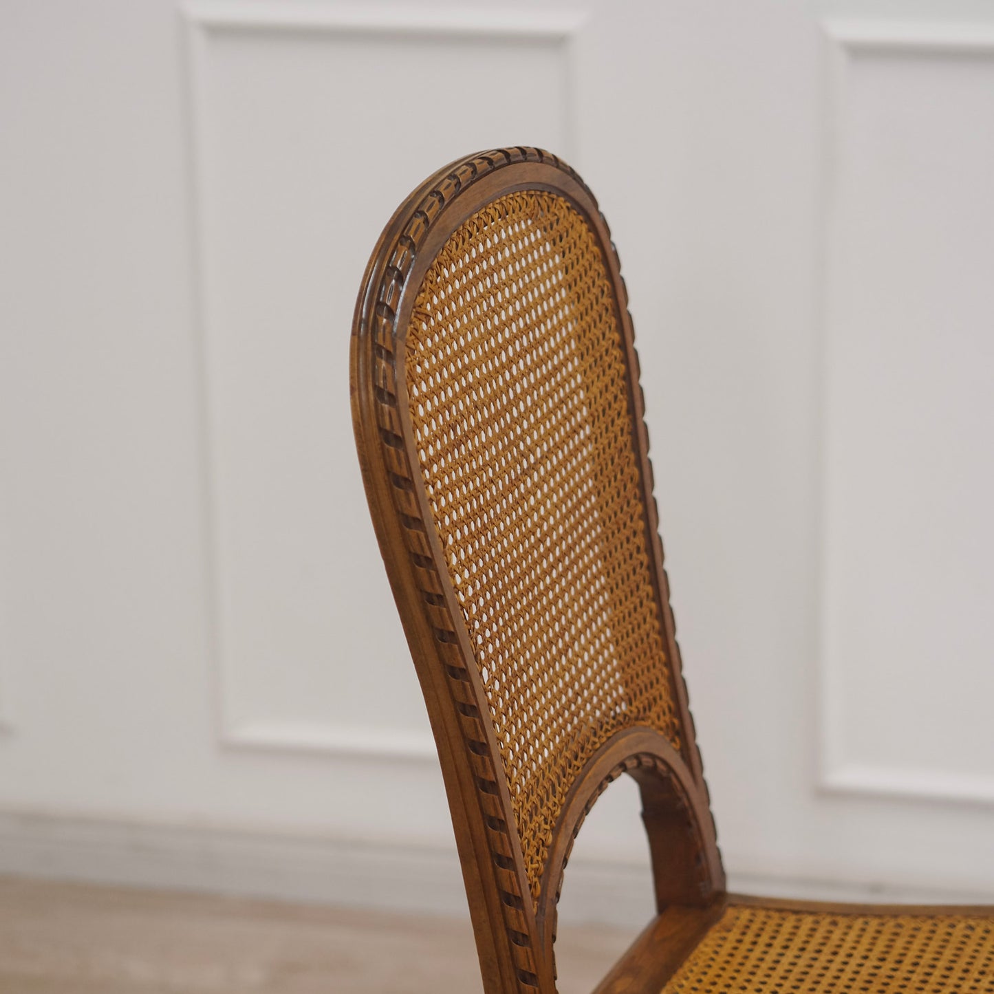 EPOCHE 1910 - Französisches Stuhl-Paar mit feinem Wiener Geflecht, Louis-Seize-Stil