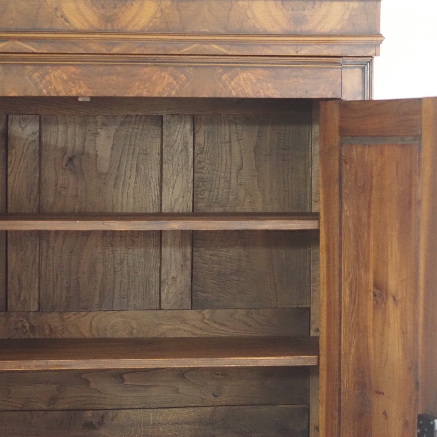 EPOCHE 1890 - Gründerzeit-Schrank mit Wurzelholzfurnier