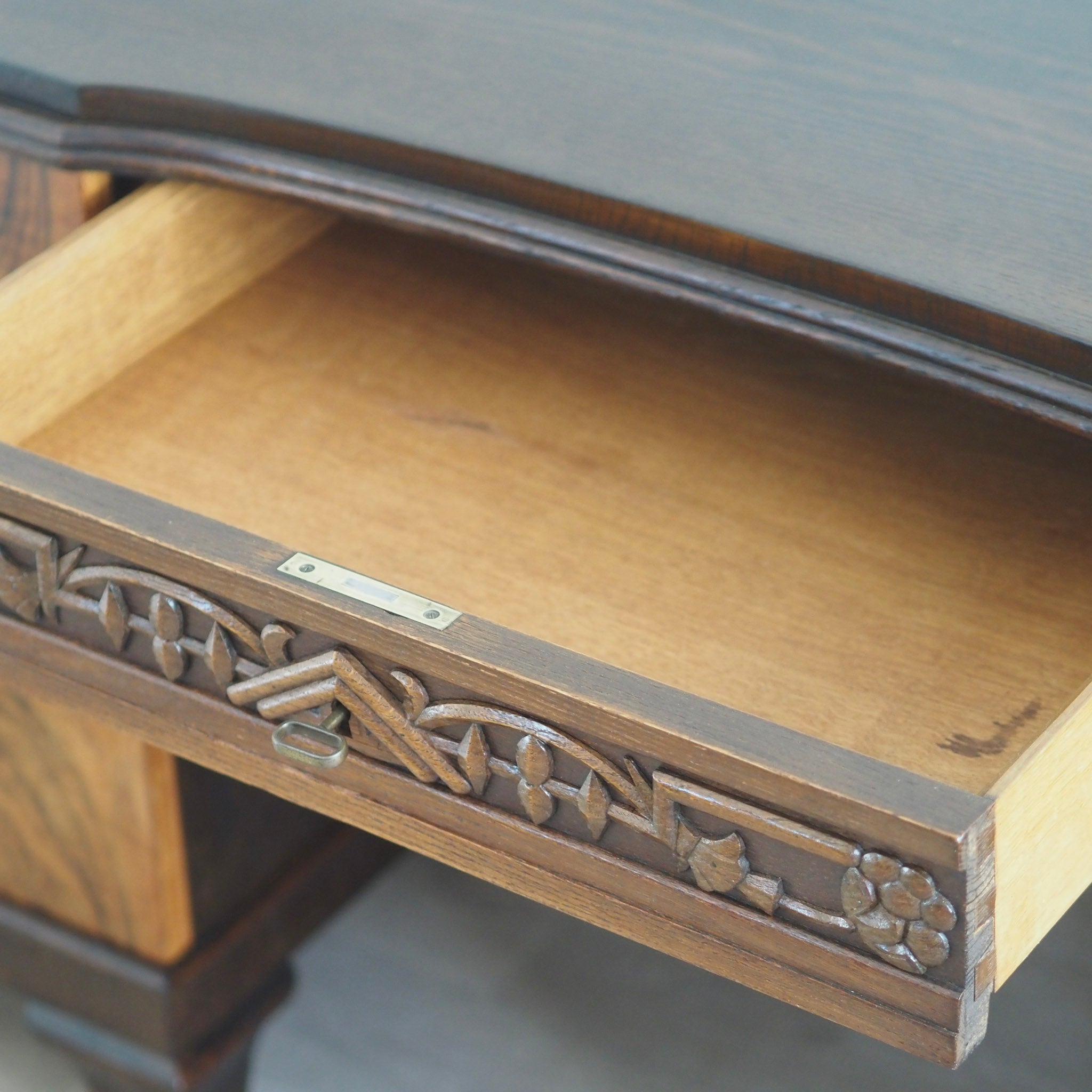 EPOCHE 1920 - Großer Art-Déco-Schreibtisch mit Nussbaumwurzel-Furnier