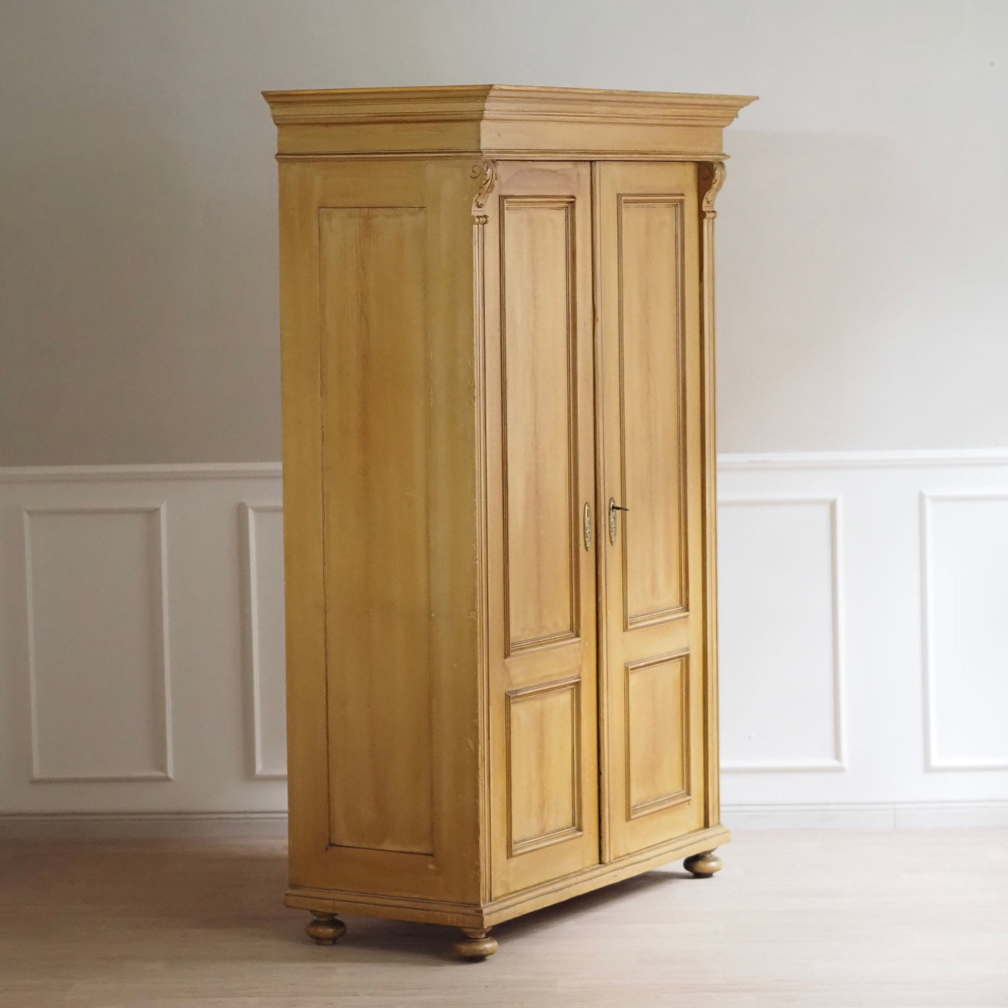 EPOCHE 1900 - Zweitüriger Kleider- Garderobenschrank mit Bierlasur um 1900