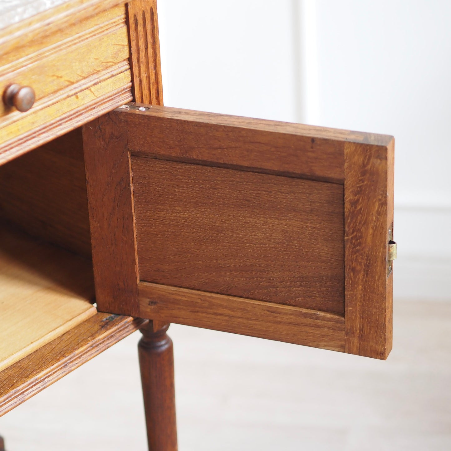 EPOCHE 1910 - Antikes Nachtschrank SET aus Eiche mit Marmorplatte