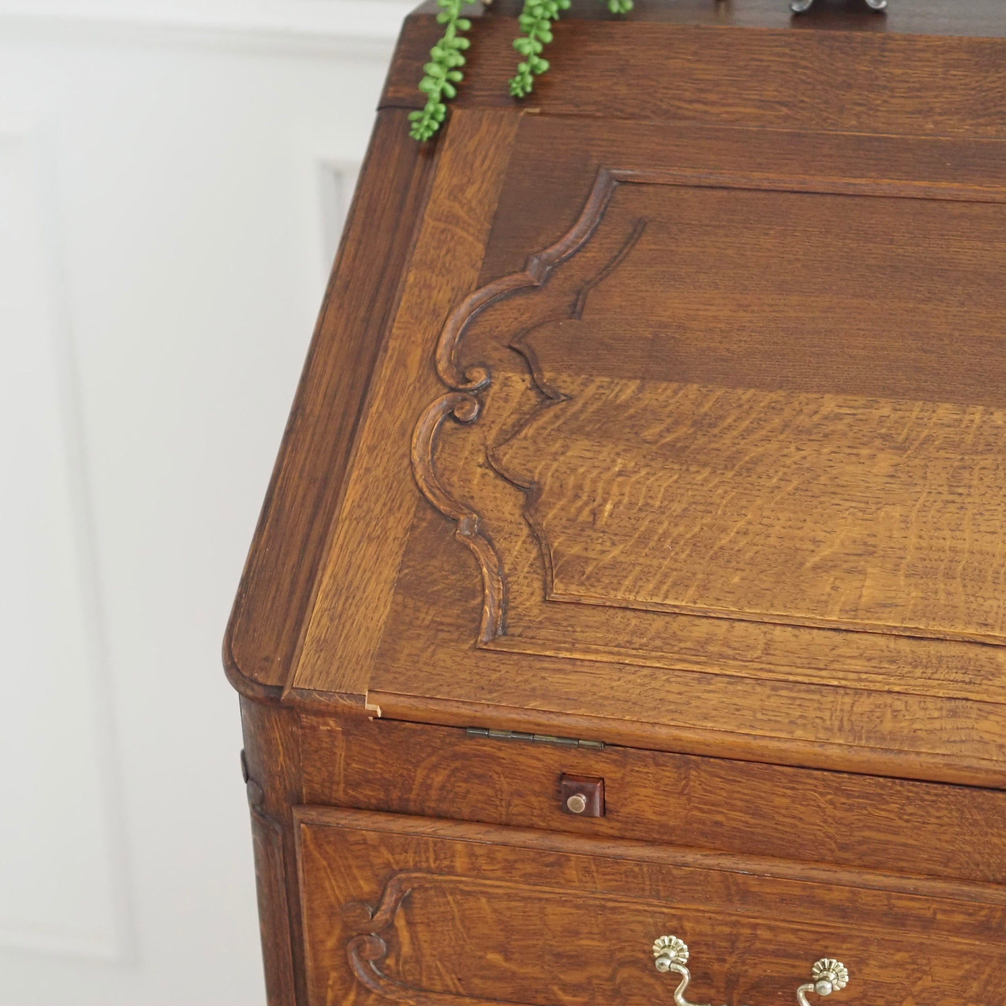 EPOCHE 1920 - Großer Sekretär im Barock-Stil aus Frankreich