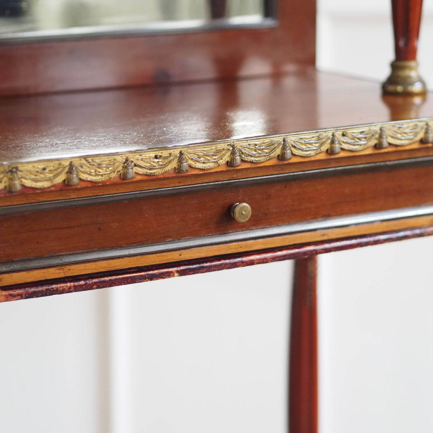 EPOCHE 1890 - Mahagoni Schminktisch mit Spiegel und Messingverzierung - Louis XVI Konsole