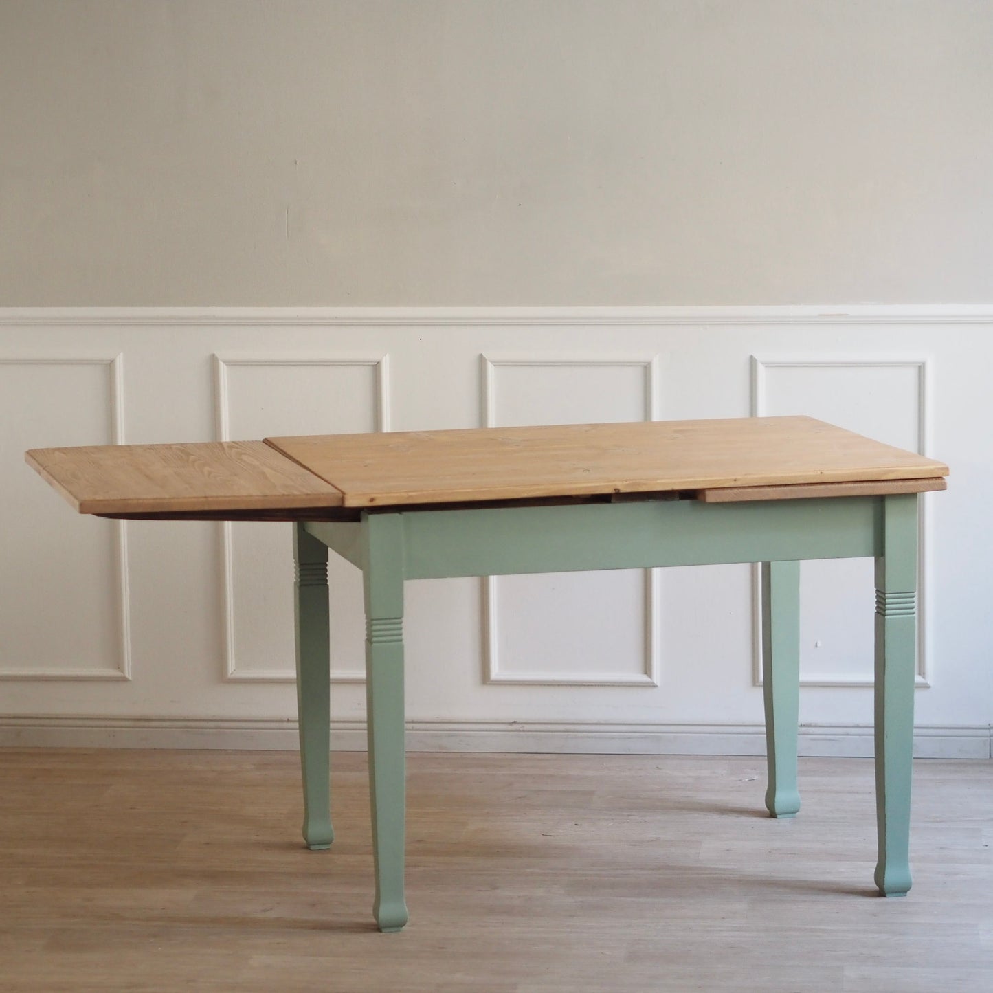 EPOCHE 1910 - Ausziehbarer Landhaus-Küchentisch in Mintgrün, Natur Vintage Esstisch
