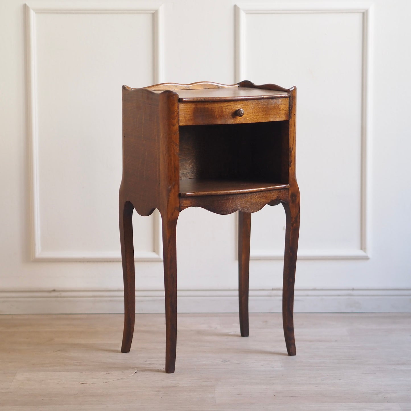 EPOCHE 1930 - Filigraner französischer Nachttisch aus Eiche, Louis XV