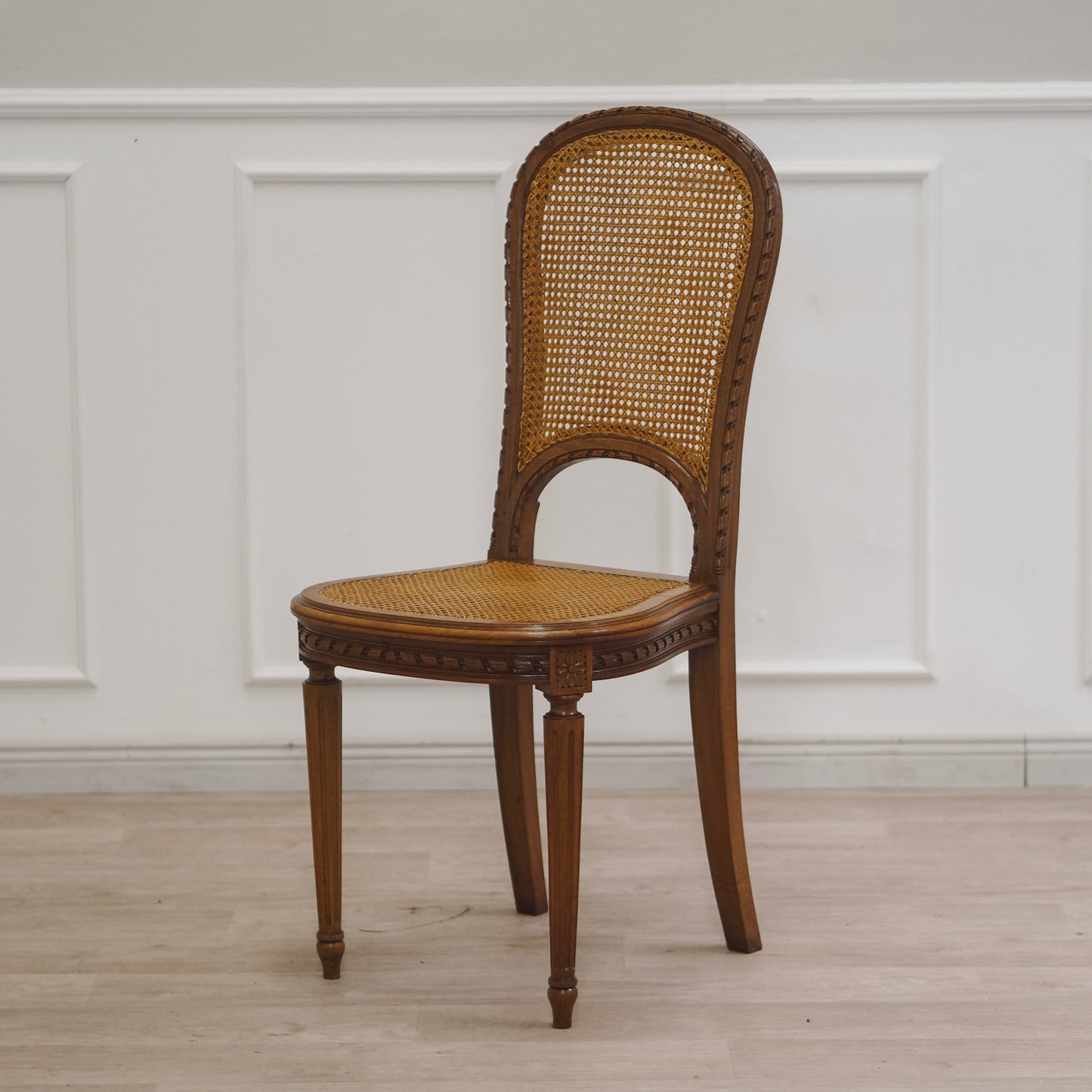 EPOCHE 1910 - Französisches Stuhl-Paar mit feinem Wiener Geflecht, Louis-Seize-Stil