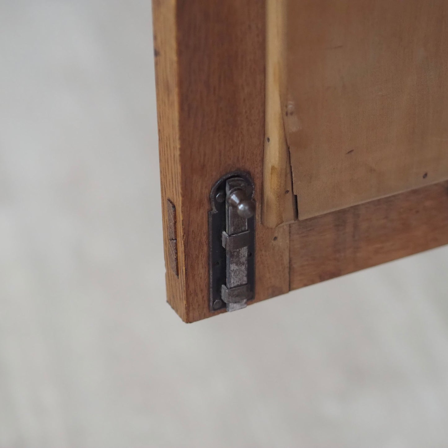 EPOCHE 1890 - Antiker Spiegelkleiderschrank aus der Gründerzeit mit filigranem Schnitzdekor