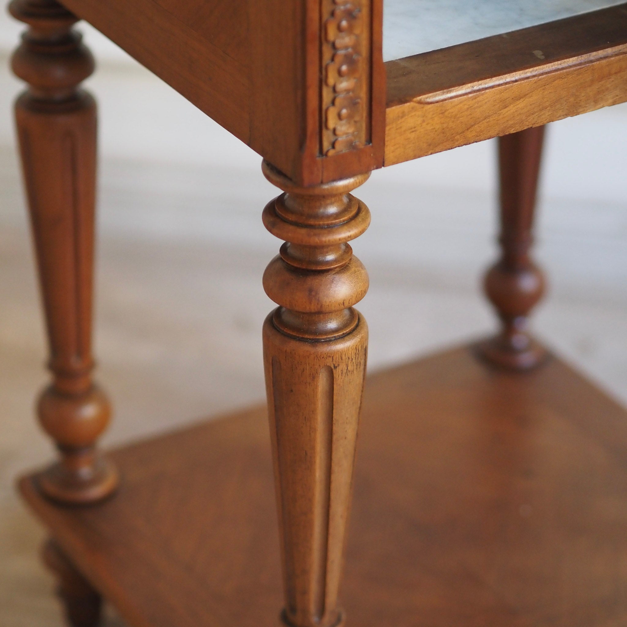 EPOCHE 1890 - Antiker Nachtschrank mit Marmorplatte und Marmorauskleidung - Gründerzeit