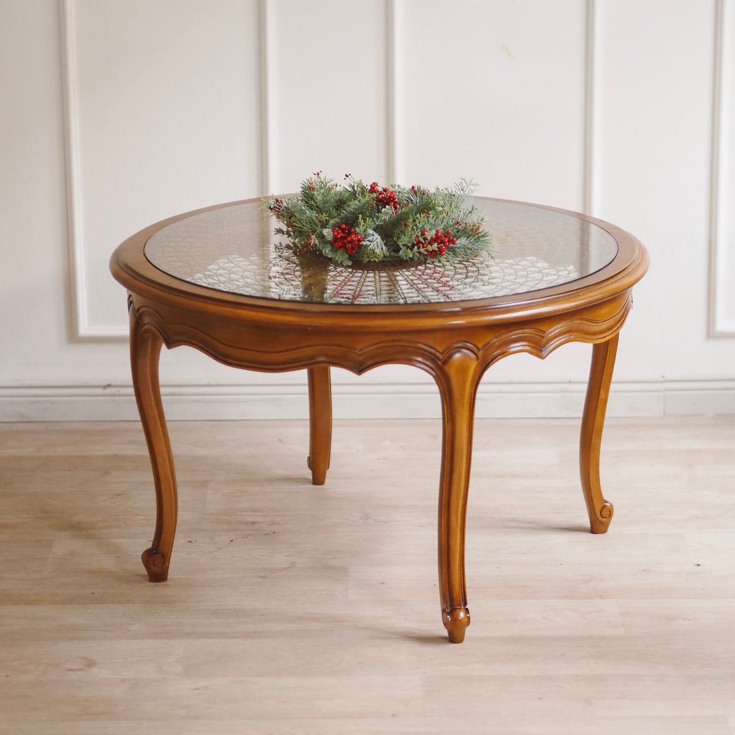 EPOCHE 1950 - Couchtisch mit Wiener Geflecht und Glasplatte, Chippendale Beistelltisch