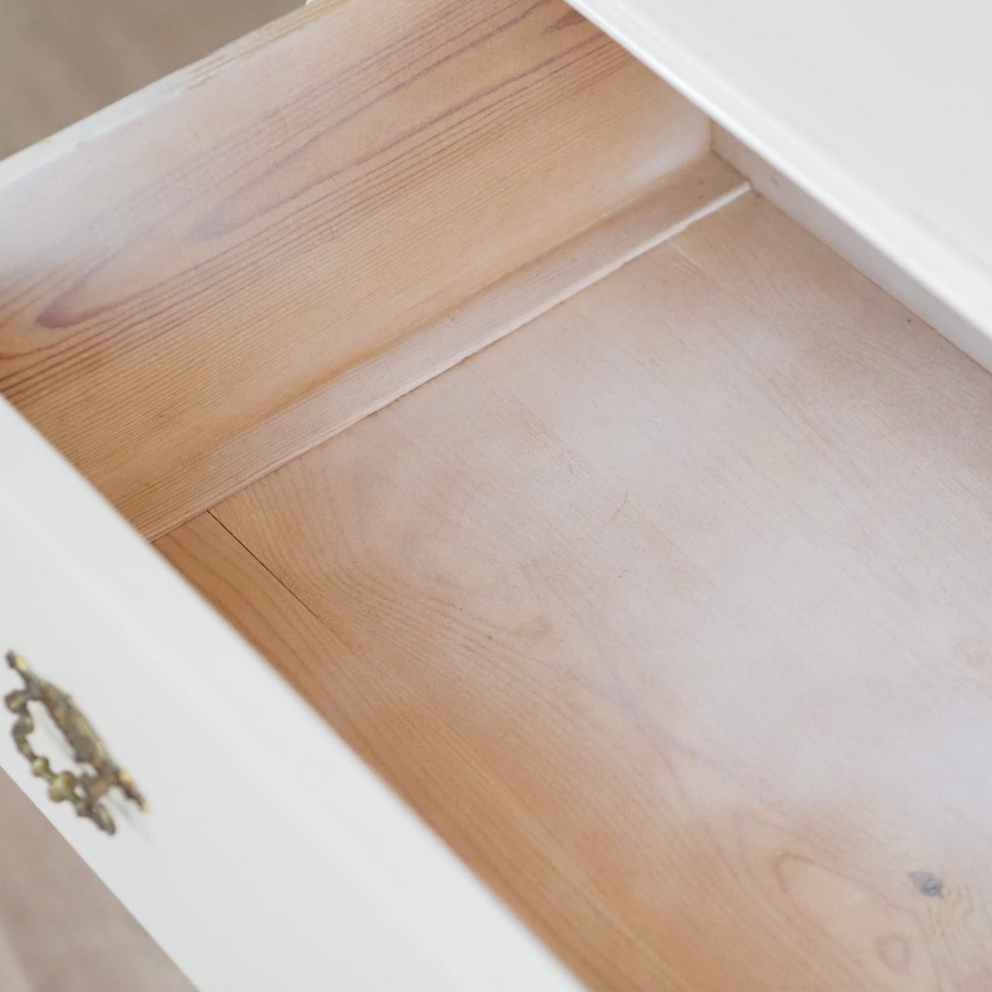 EPOCHE 1890 - Gründerzeit Kommode in Altweiß gefasst mit Schubladen und raffiniertem Schloss