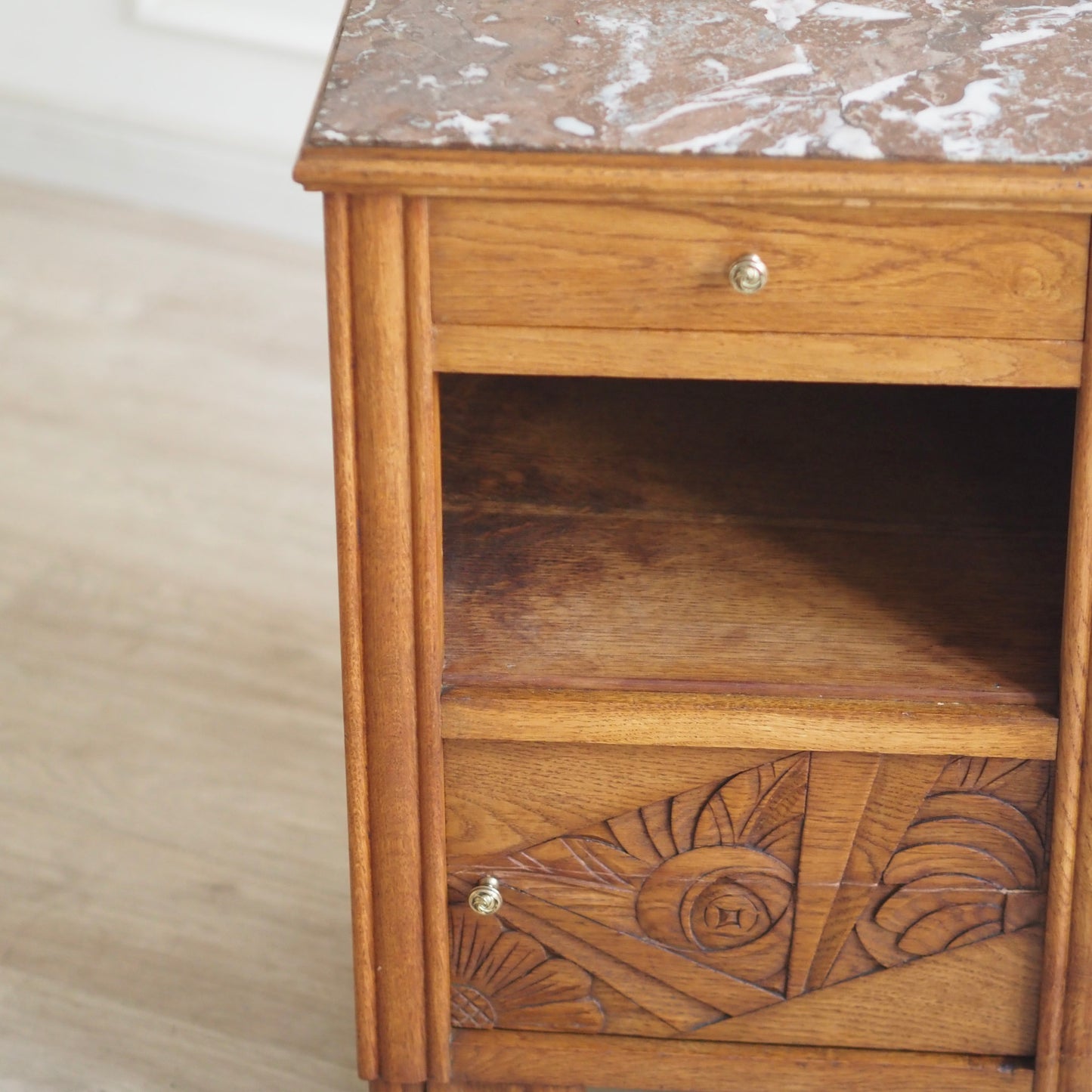 EPOCHE 1930 - Art Déco Nachttisch mit roter Marmorplatte und Innenfach