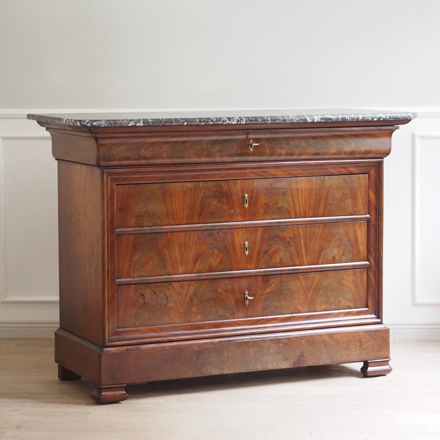 EPOCHE 1850 - Französische Kommode mit schwarzem Marmor - Louis-Philippe, Mahagoni
