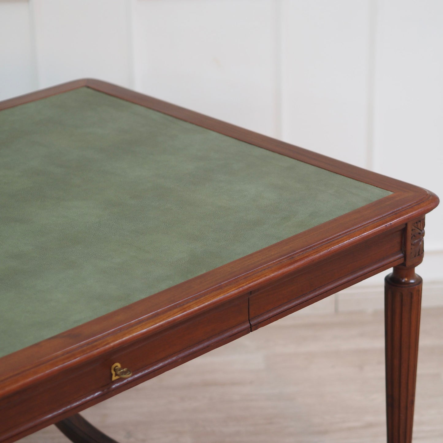 EPOCHE 1890 - Imposanter Mahagoni Schreibtisch mit grünem Leder - Louis Seize Stil