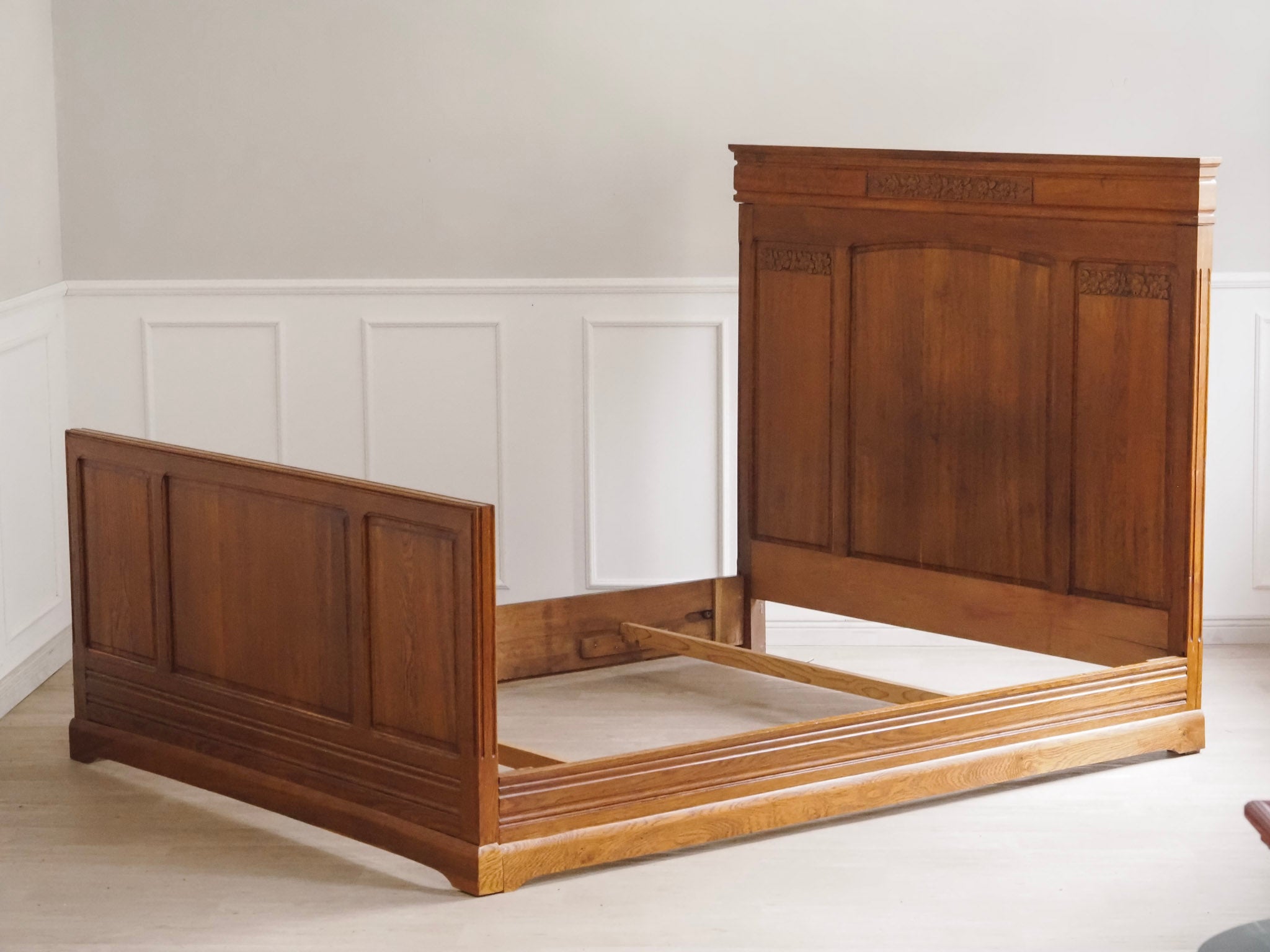 Antikes Doppelbett Jugendstil mit floralen Schnitzdetails um 1920