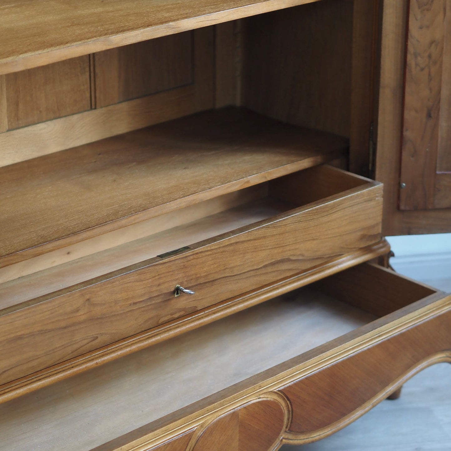 EPOCHE 1890 - Antiker französischer Spiegelschrank im Louis XV Stil