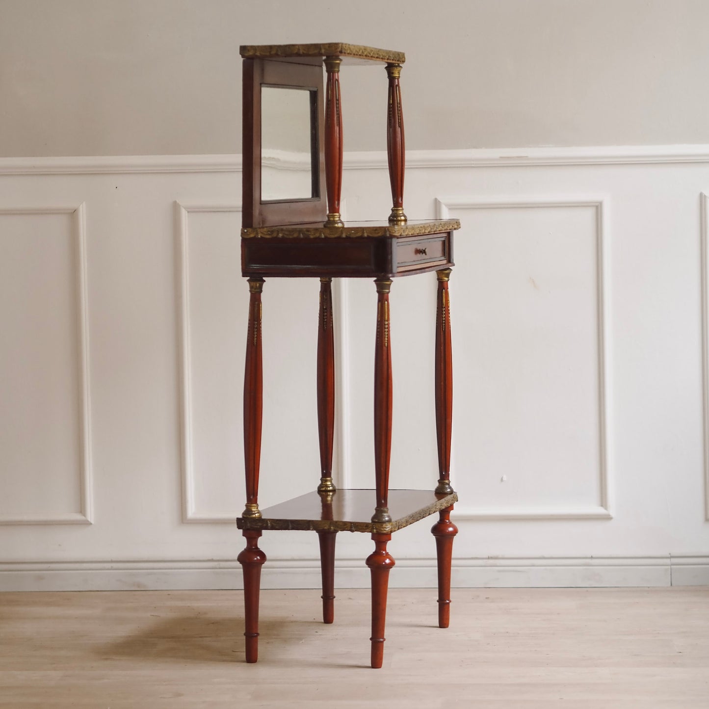 EPOCHE 1890 - Mahagoni Schminktisch mit Spiegel und Messingverzierung - Louis XVI Konsole