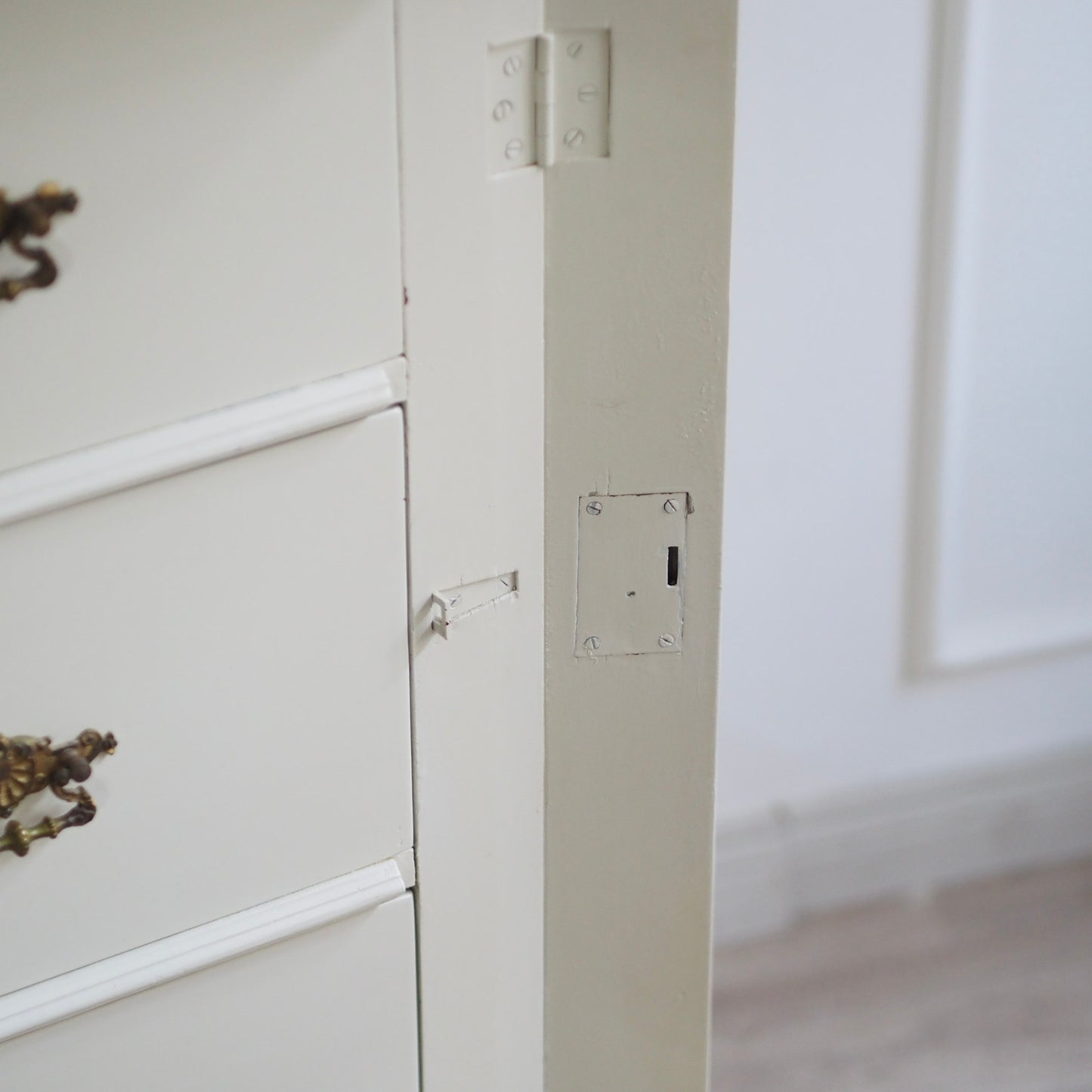 EPOCHE 1890 - Gründerzeit Kommode in Altweiß gefasst mit Schubladen und raffiniertem Schloss