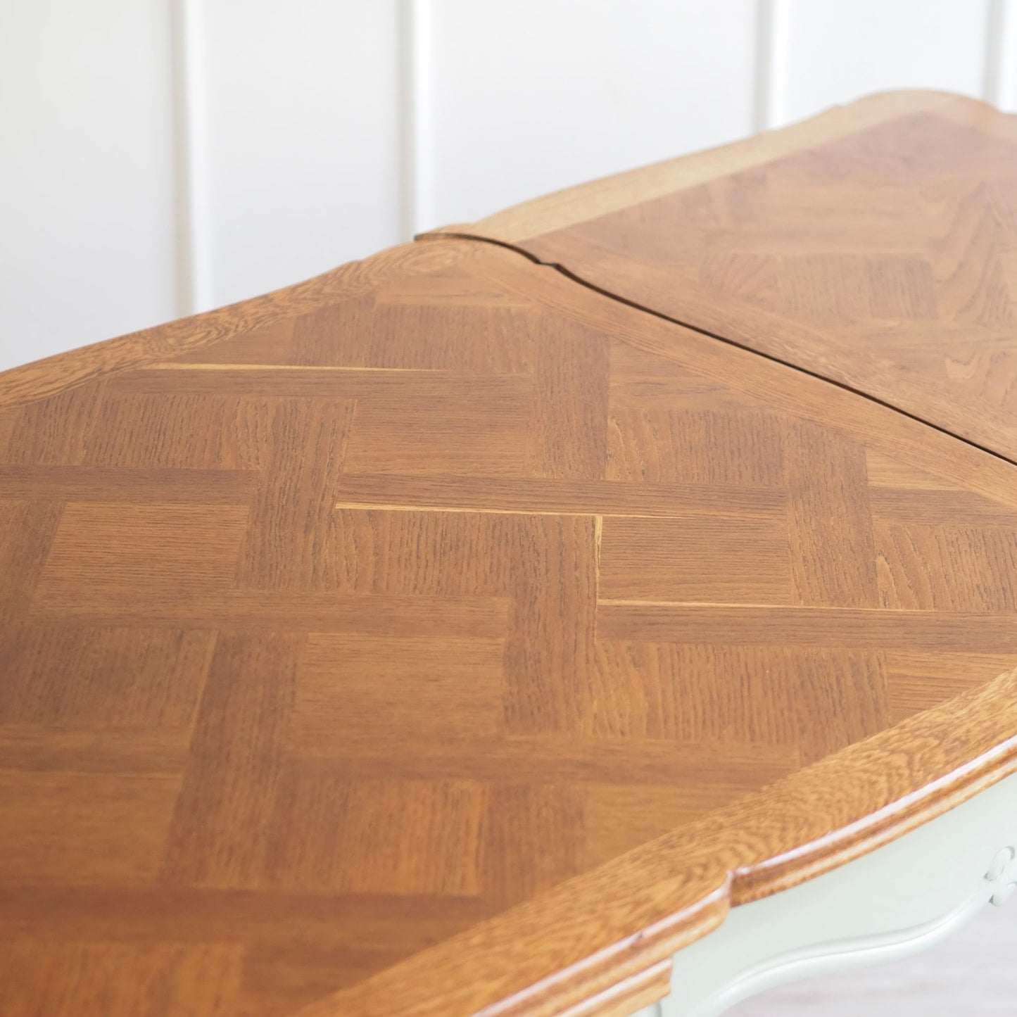 EPOCHE 1920 - Französischer Landhaus Esstisch in mintgrün mit heller Intarsienplatte