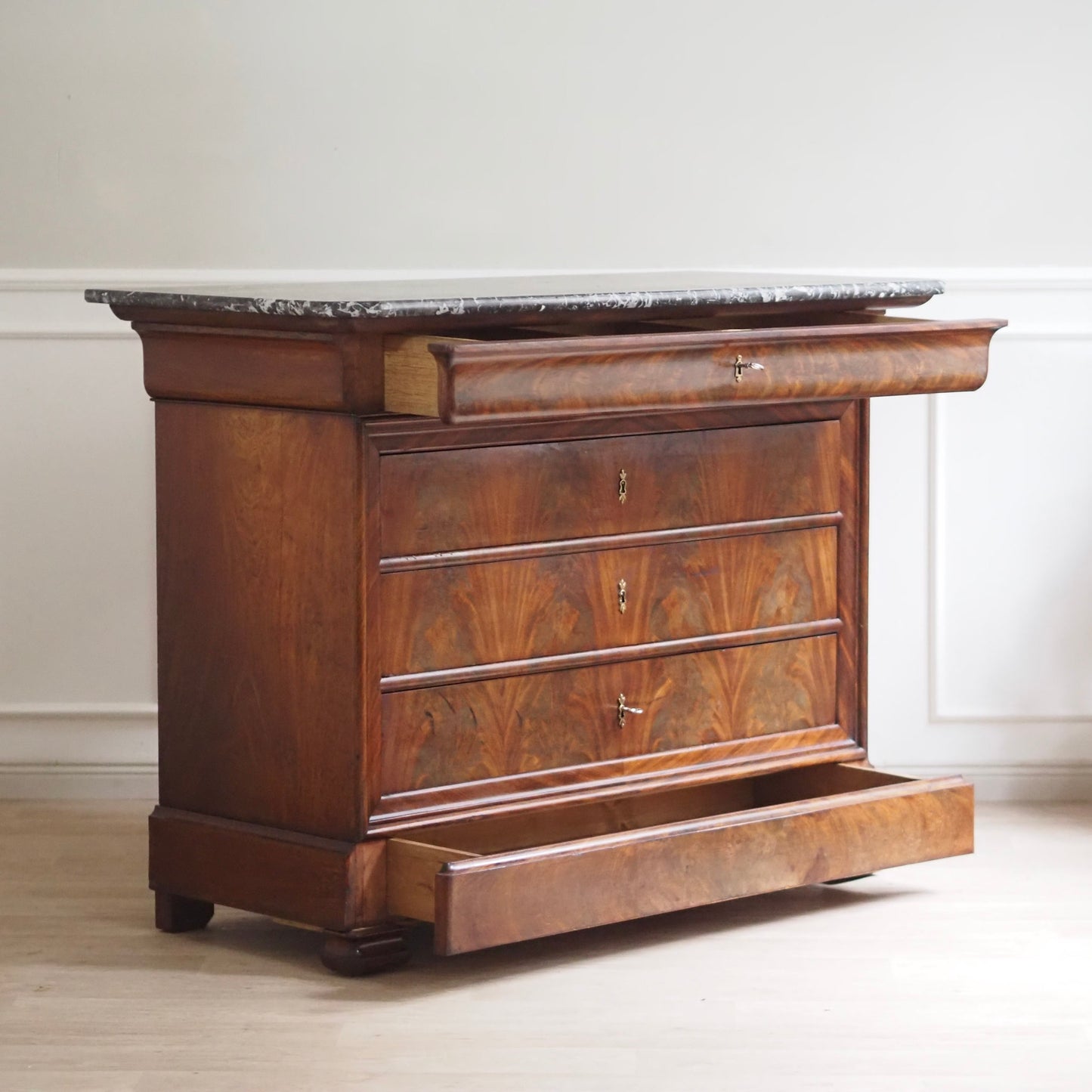 EPOCHE 1850 - Französische Kommode mit schwarzem Marmor - Louis-Philippe, Mahagoni