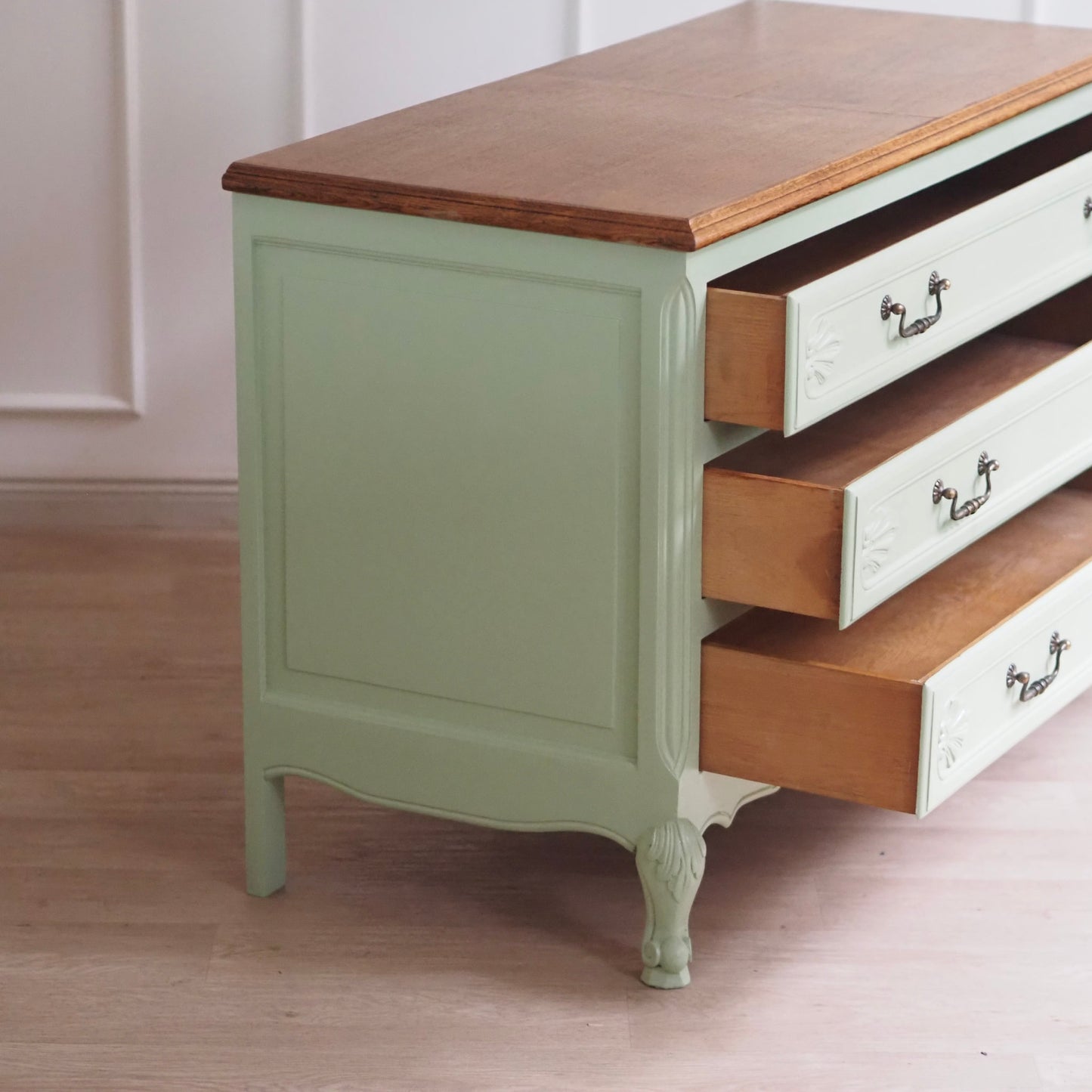 EPOCHE 1920 - Französische Landhaus Kommode patiniert in mintgrün - Louis XV Stil