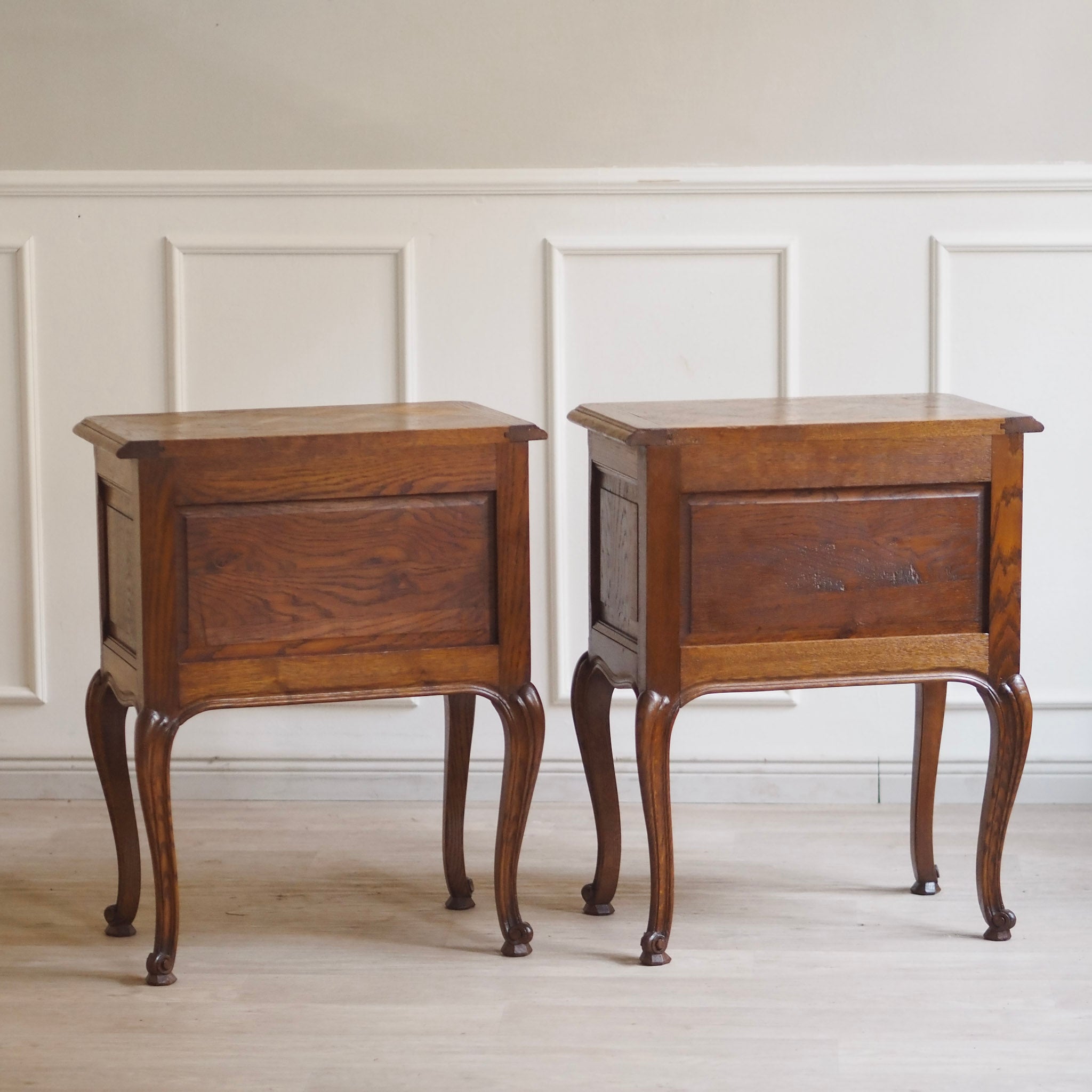 EPOCHE 1920 - Französische Vintage Nachttische - Nachtschrank Set mit Fischgrätmuster