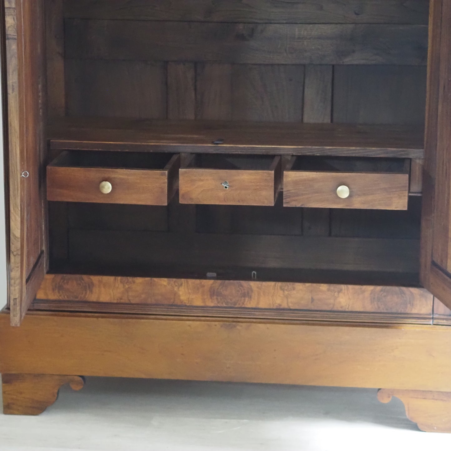 EPOCHE 1890 - Gründerzeit-Schrank mit Wurzelholzfurnier