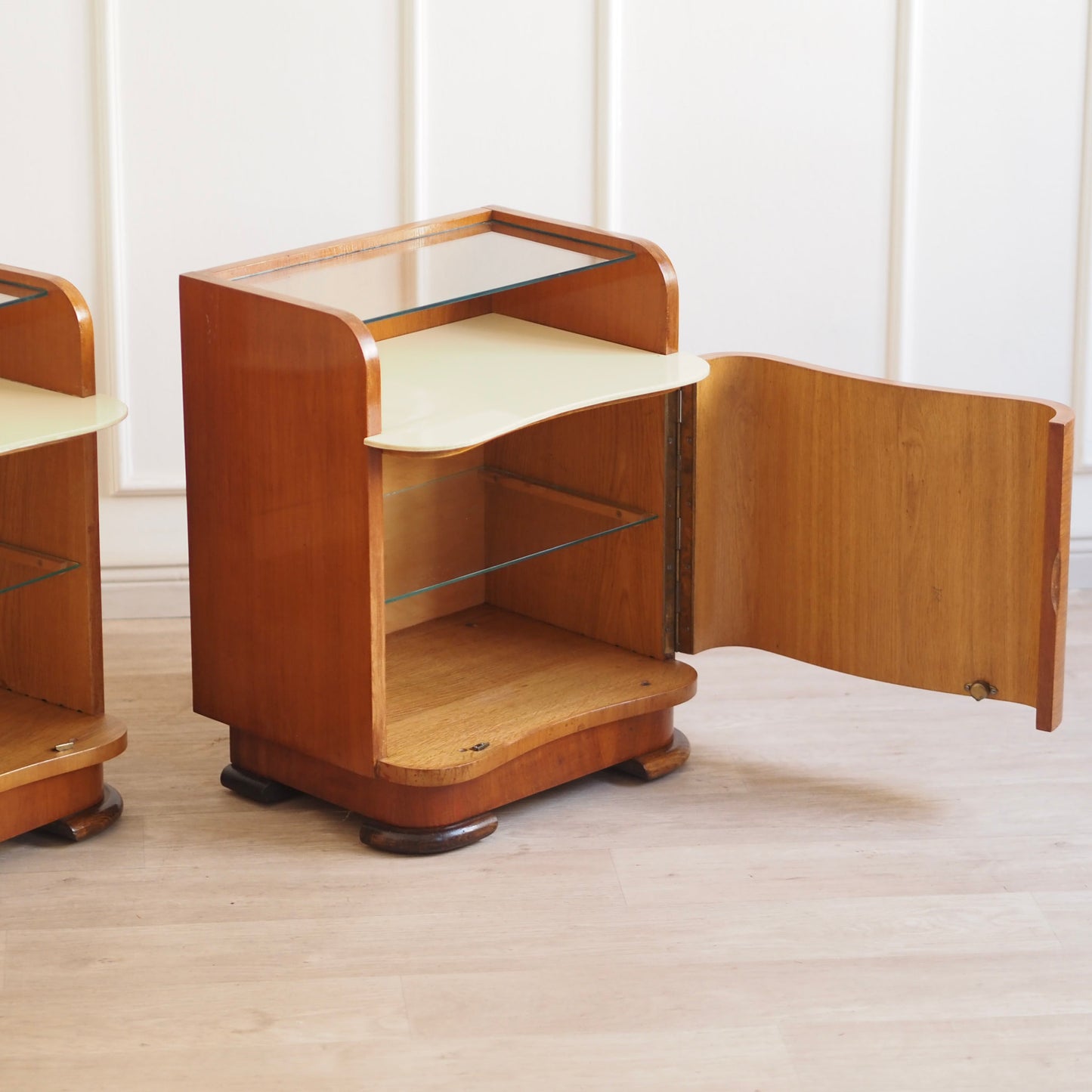 EPOCHE 1930 - Grifflose Art-Déco Nachttische mit Glasablage – Set