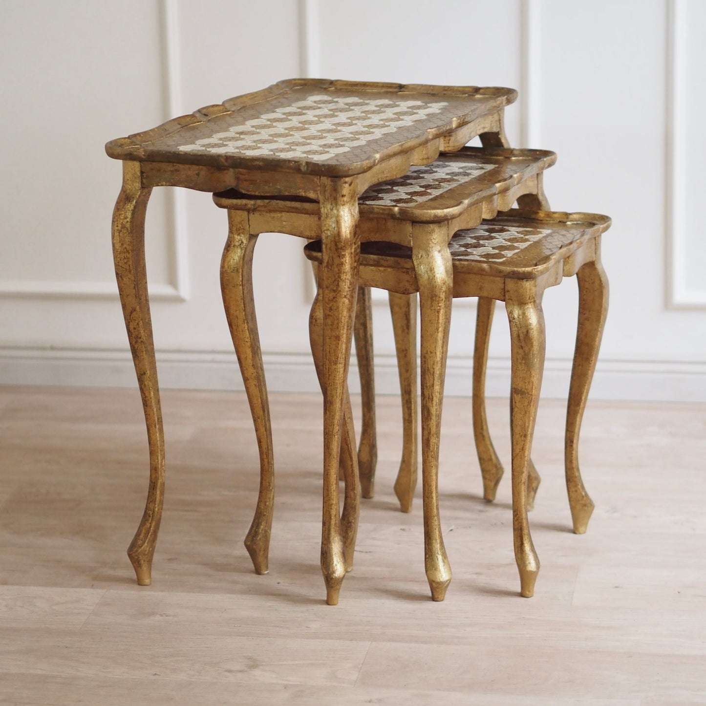 Handbemalte Italienische Vintage Satztische Florentiner Stil, Beistelltisch Set Gold