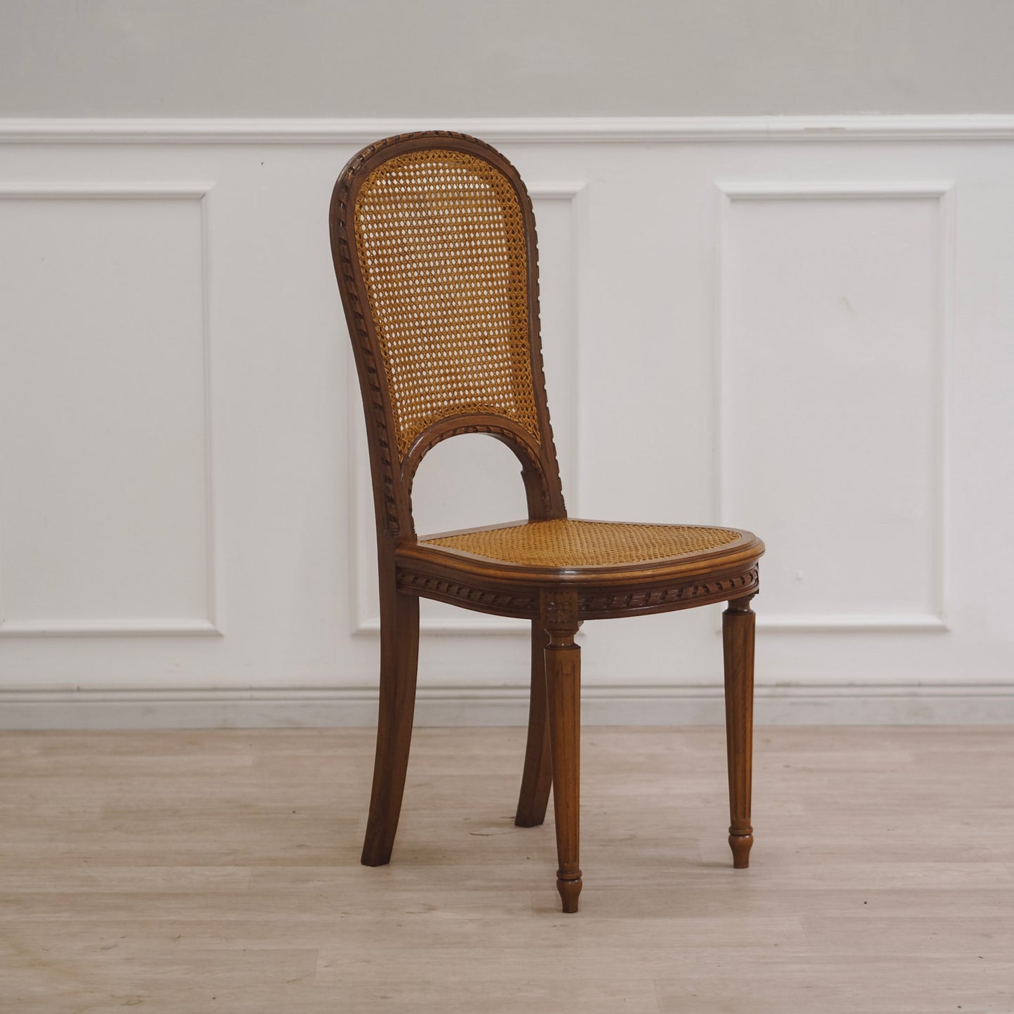 EPOCHE 1910 - Französisches Stuhl-Paar mit feinem Wiener Geflecht, Louis-Seize-Stil