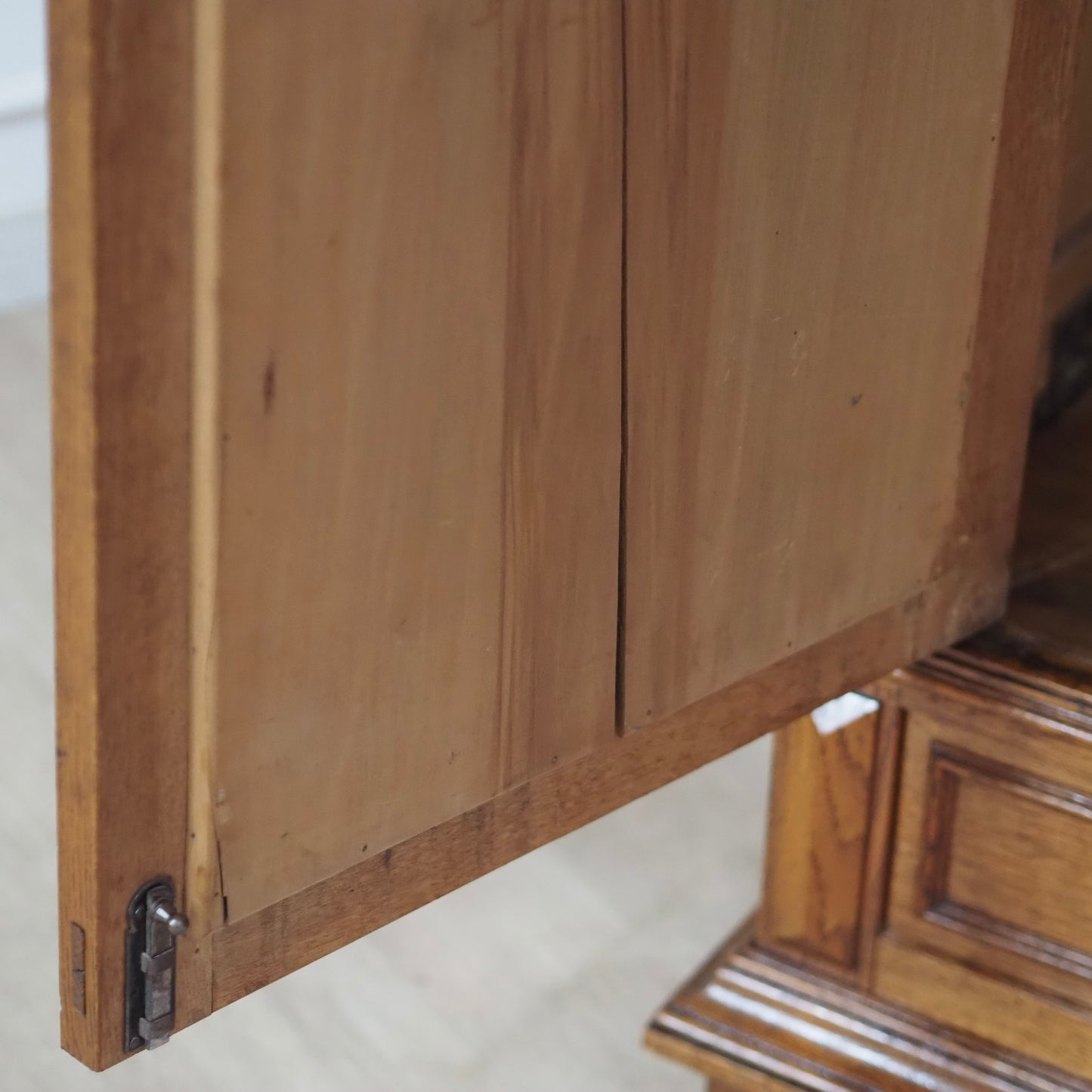 EPOCHE 1890 - Antiker Spiegelkleiderschrank aus der Gründerzeit mit filigranem Schnitzdekor