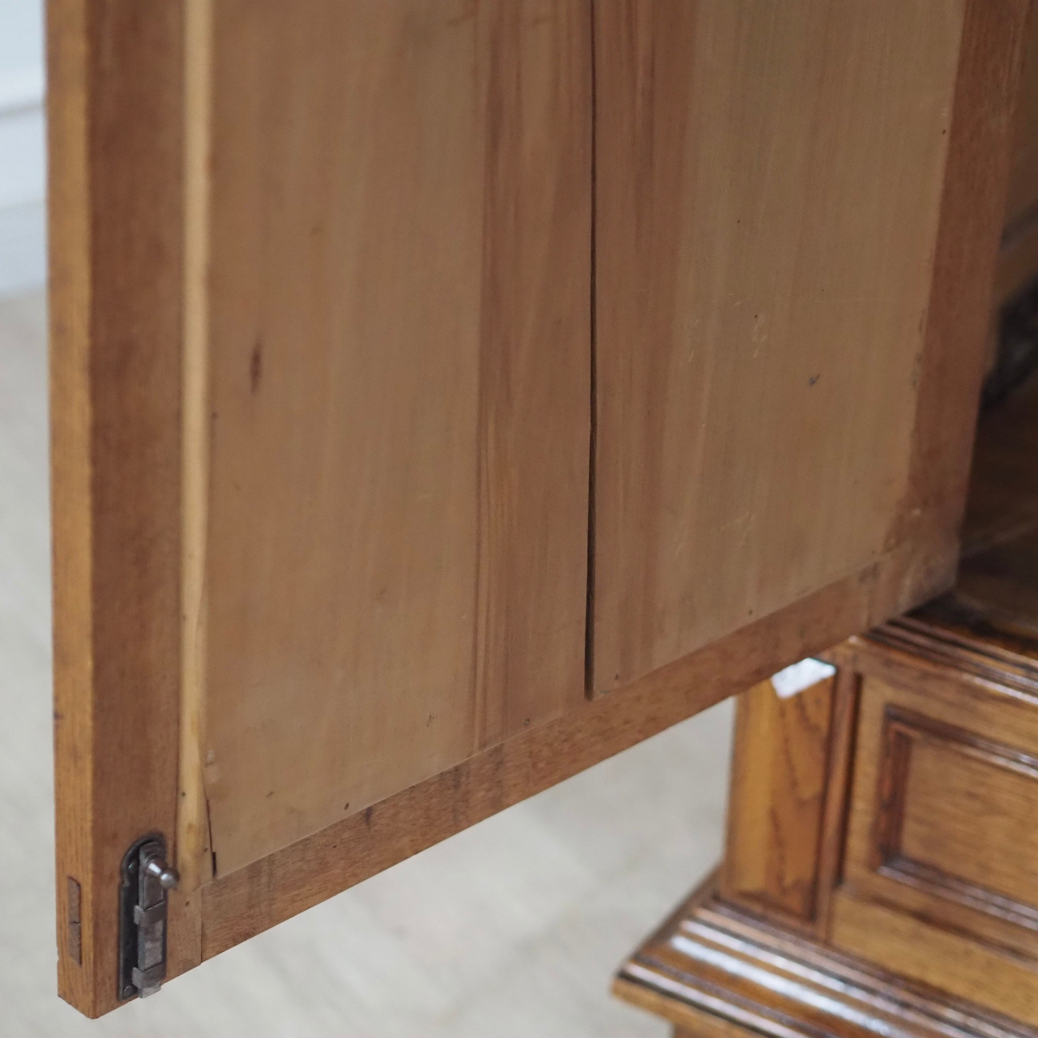 EPOCHE 1890 - Antiker Spiegelkleiderschrank aus der Gründerzeit mit filigranem Schnitzdekor
