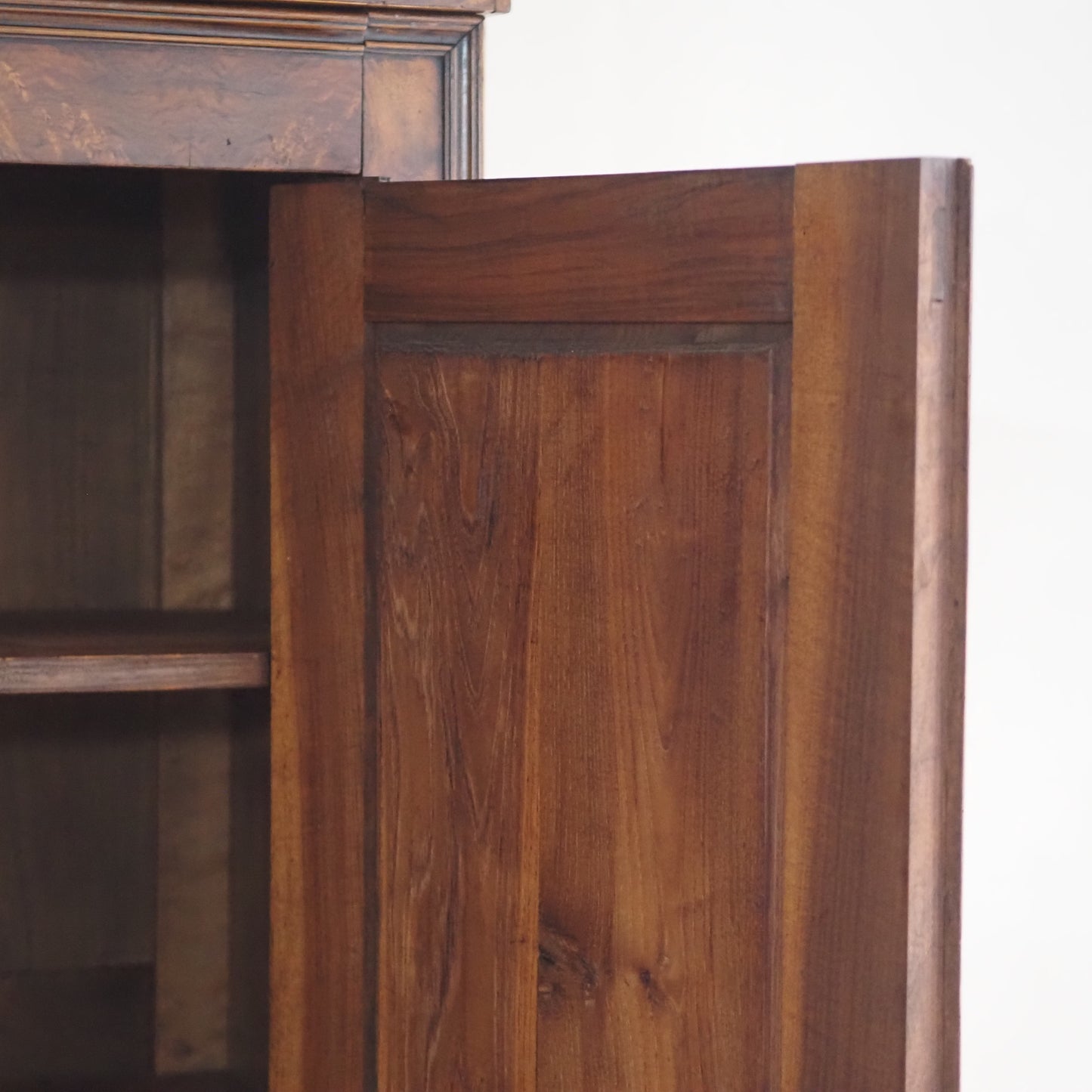 EPOCHE 1890 - Gründerzeit-Schrank mit Wurzelholzfurnier