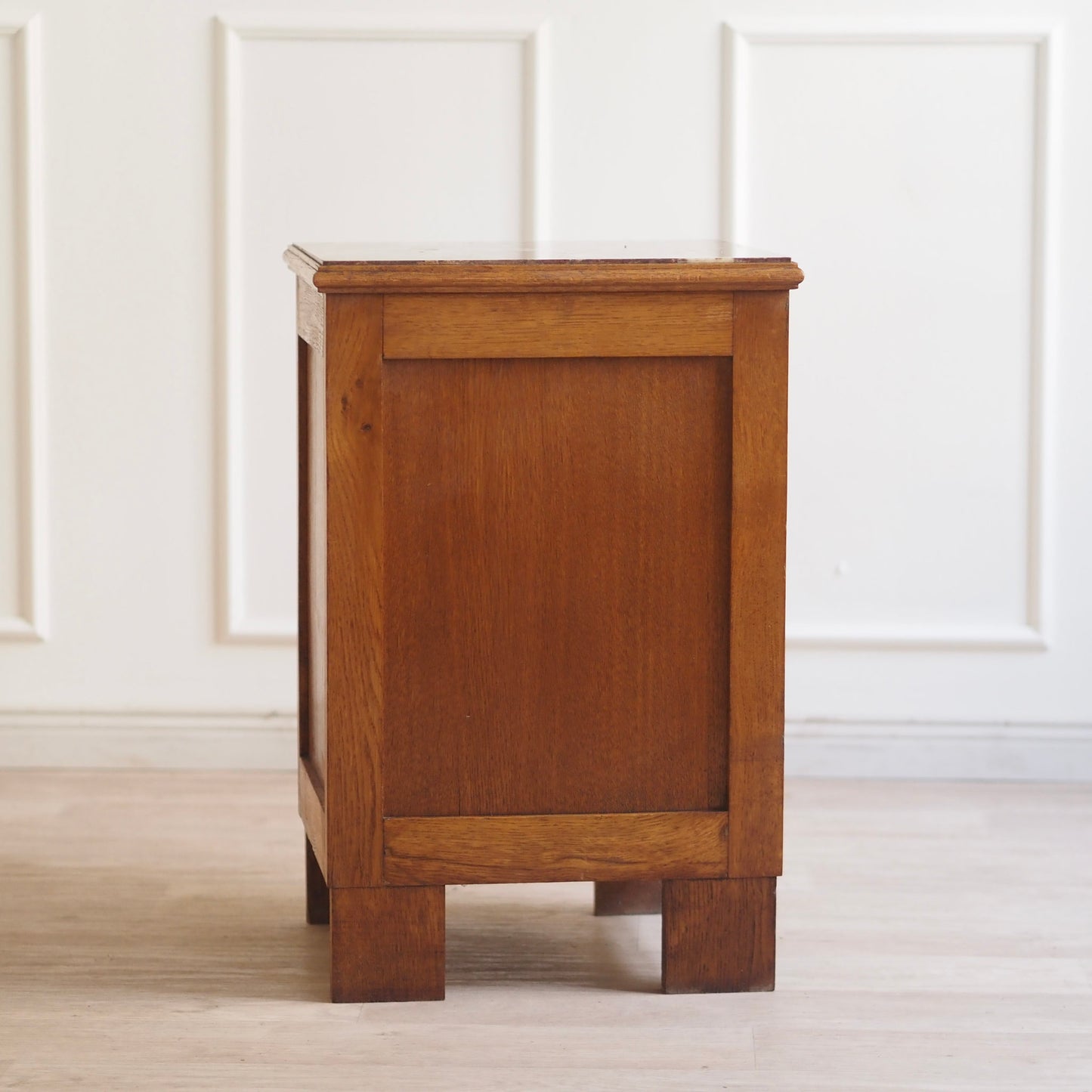 EPOCHE 1930 - Art Déco Nachttisch mit roter Marmorplatte und Innenfach