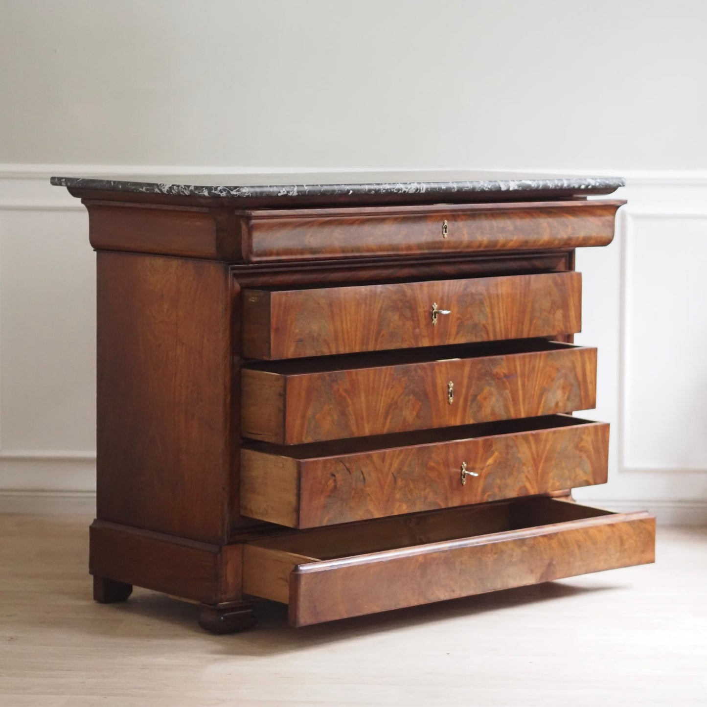 EPOCHE 1850 - Französische Kommode mit schwarzem Marmor - Louis-Philippe, Mahagoni