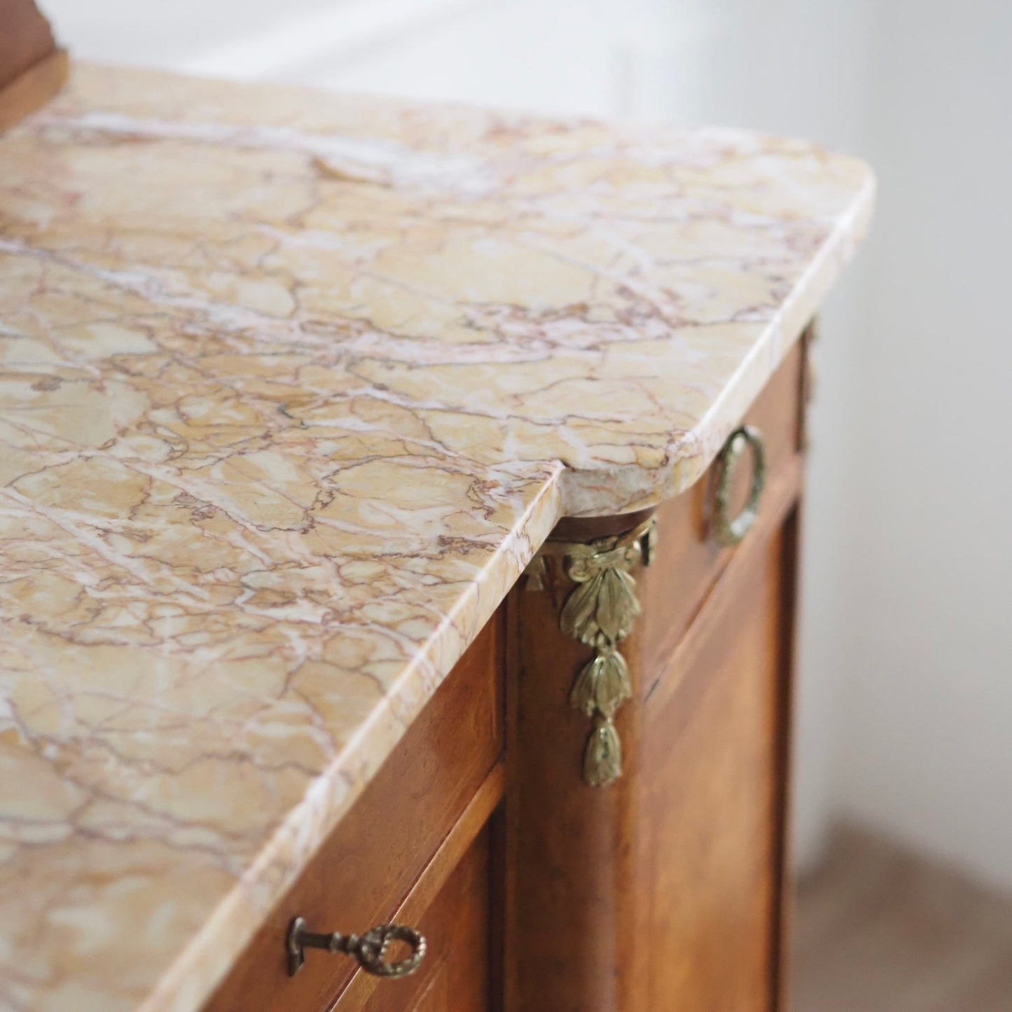 EPOCHE 1890 - Antikes Buffet mit Marmor und Spiegel, Kommode Louis Seize Stil