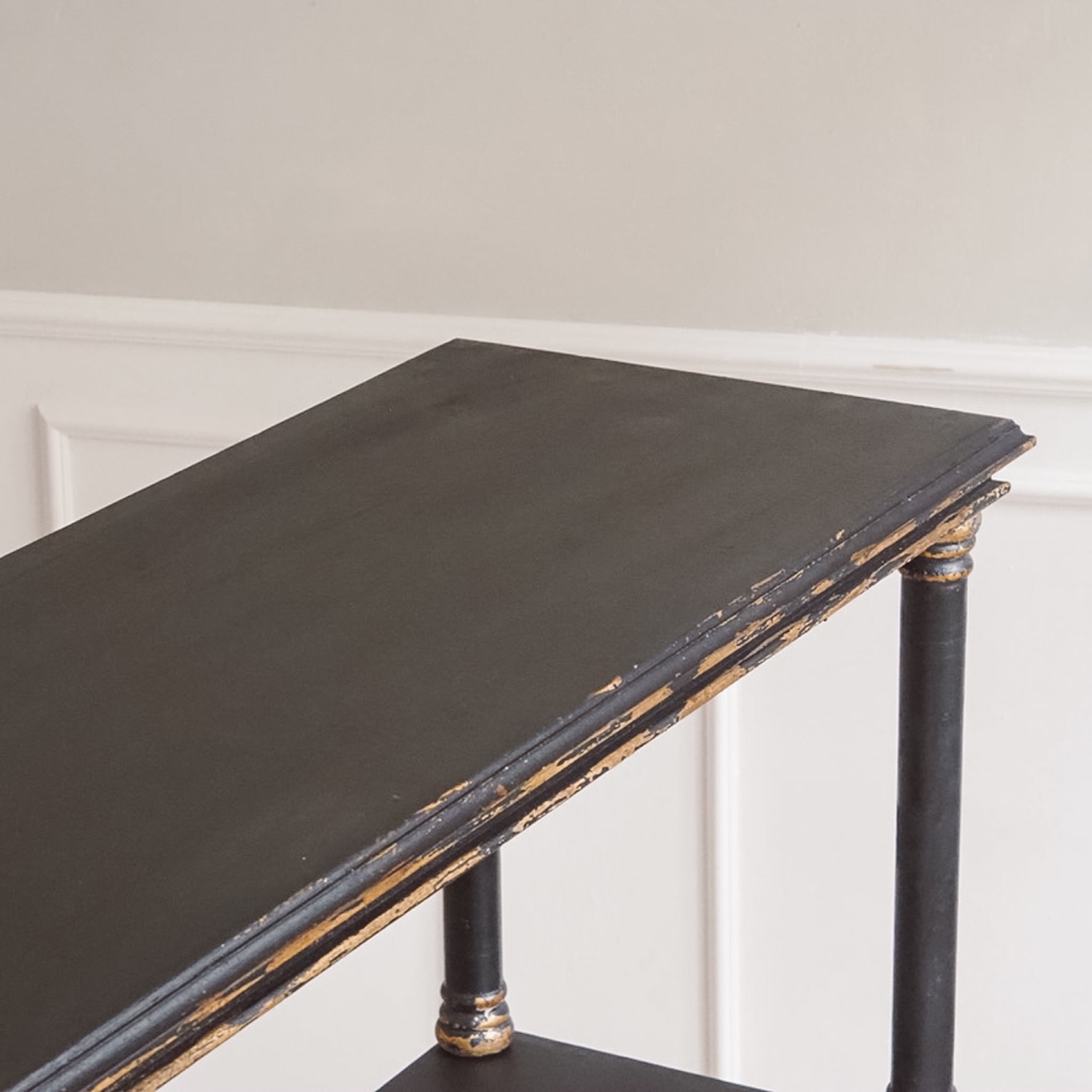 Stilvolles Etagerenregal in schwarz gold - NEU - reproduziert im antiken Stil, Holz