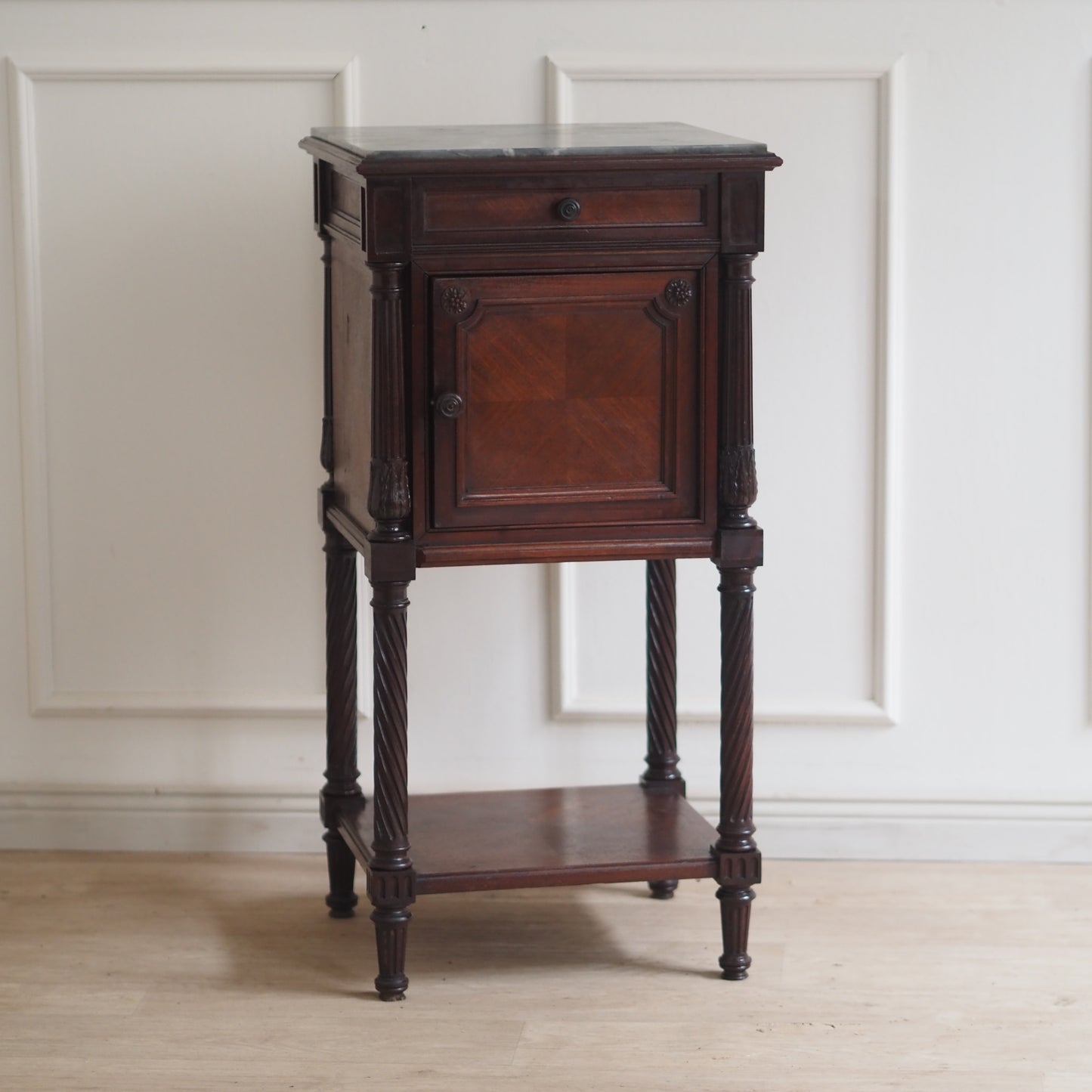 EPOCHE 1890 - Antiker Nachtschrank mit grauer Marmorplatte