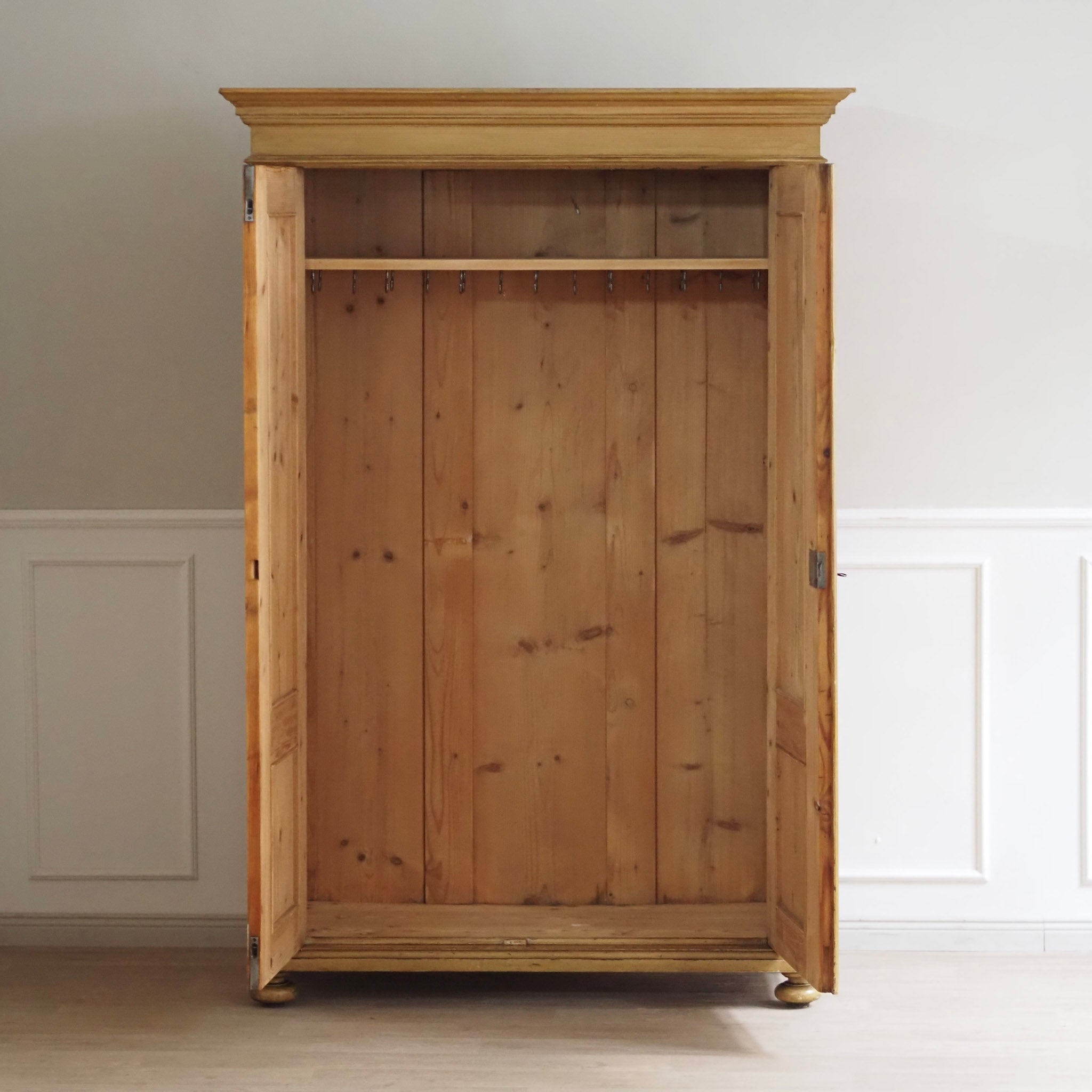 EPOCHE 1900 - Zweitüriger Kleider- Garderobenschrank mit Bierlasur um 1900