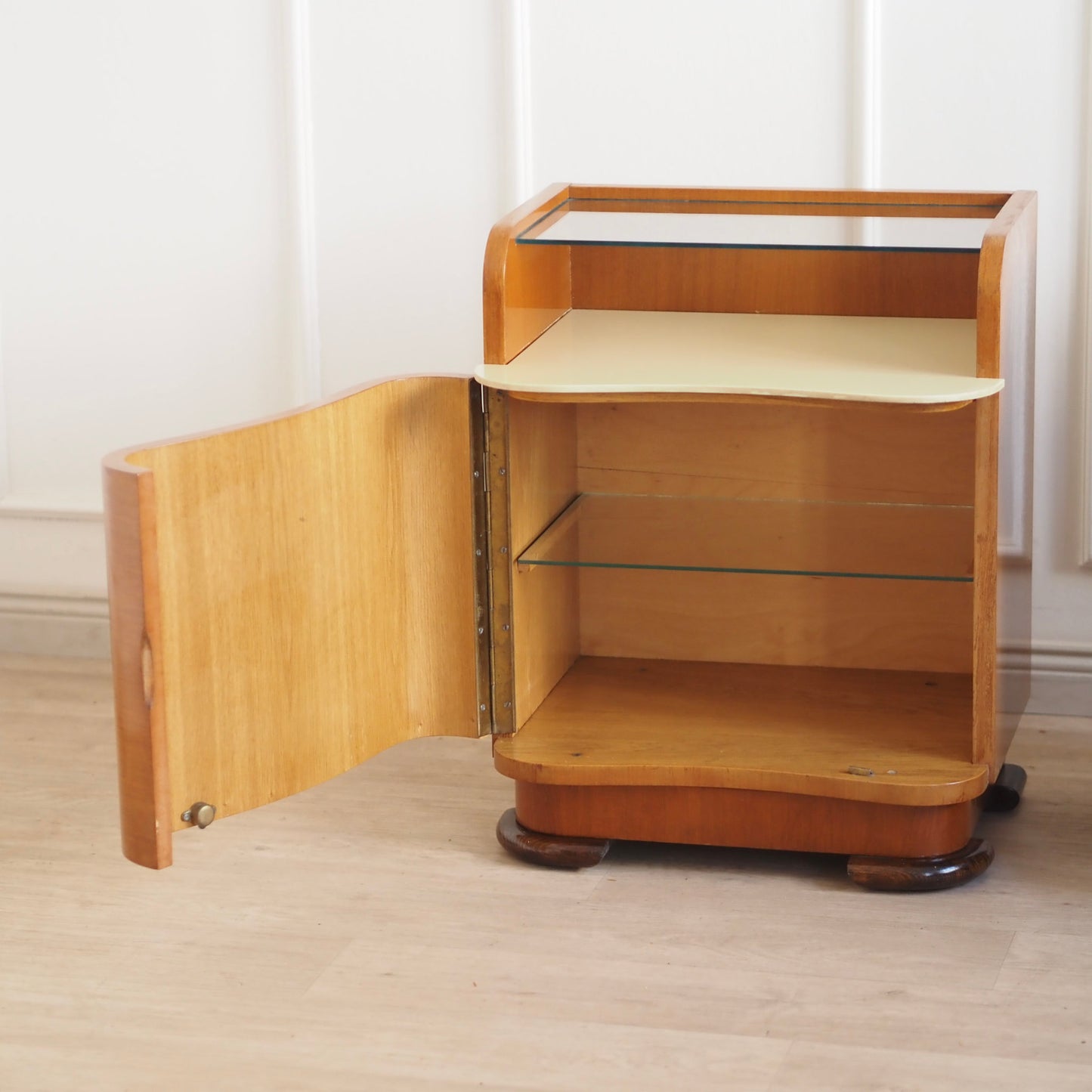 EPOCHE 1930 - Grifflose Art-Déco Nachttische mit Glasablage – Set