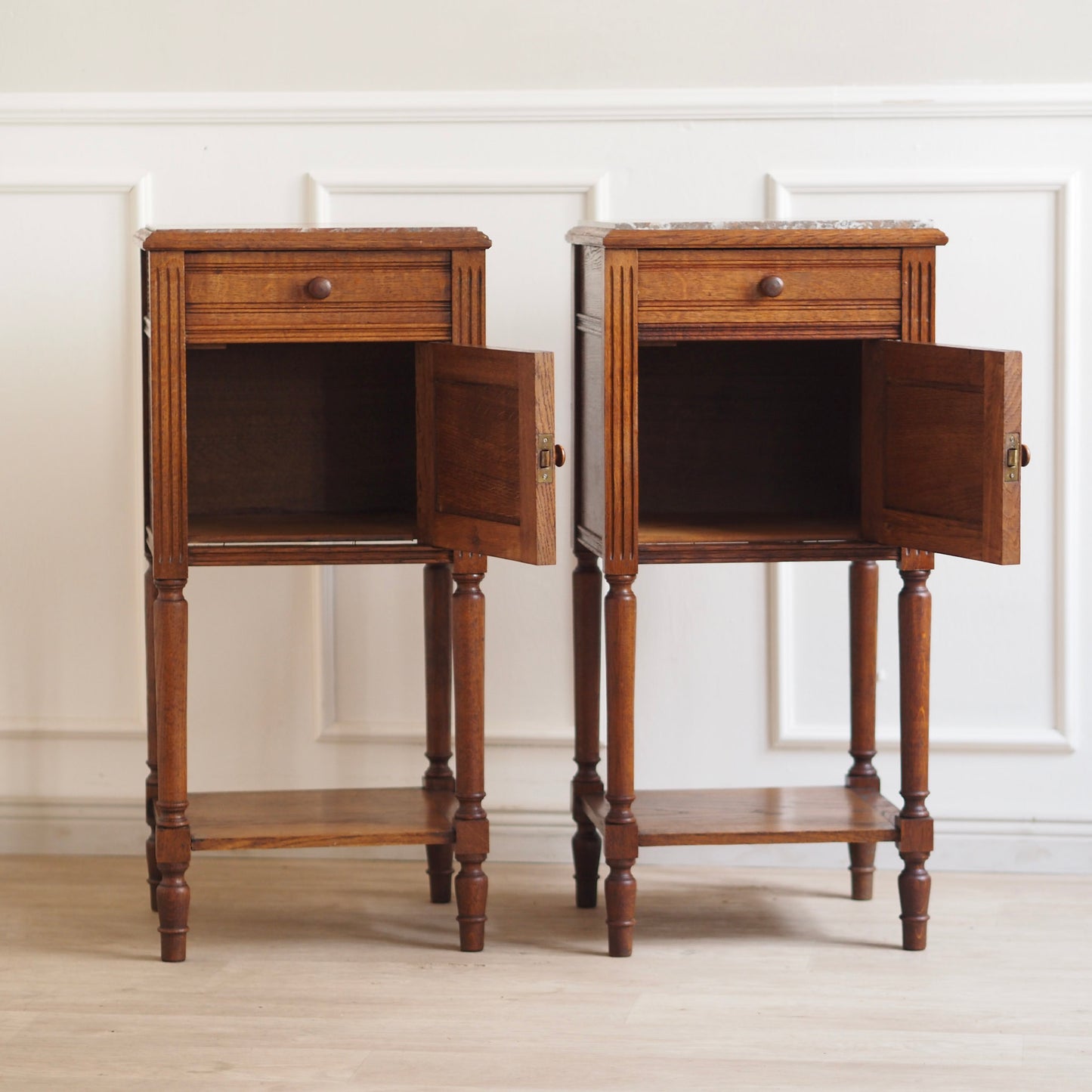 EPOCHE 1910 - Antikes Nachtschrank SET aus Eiche mit Marmorplatte