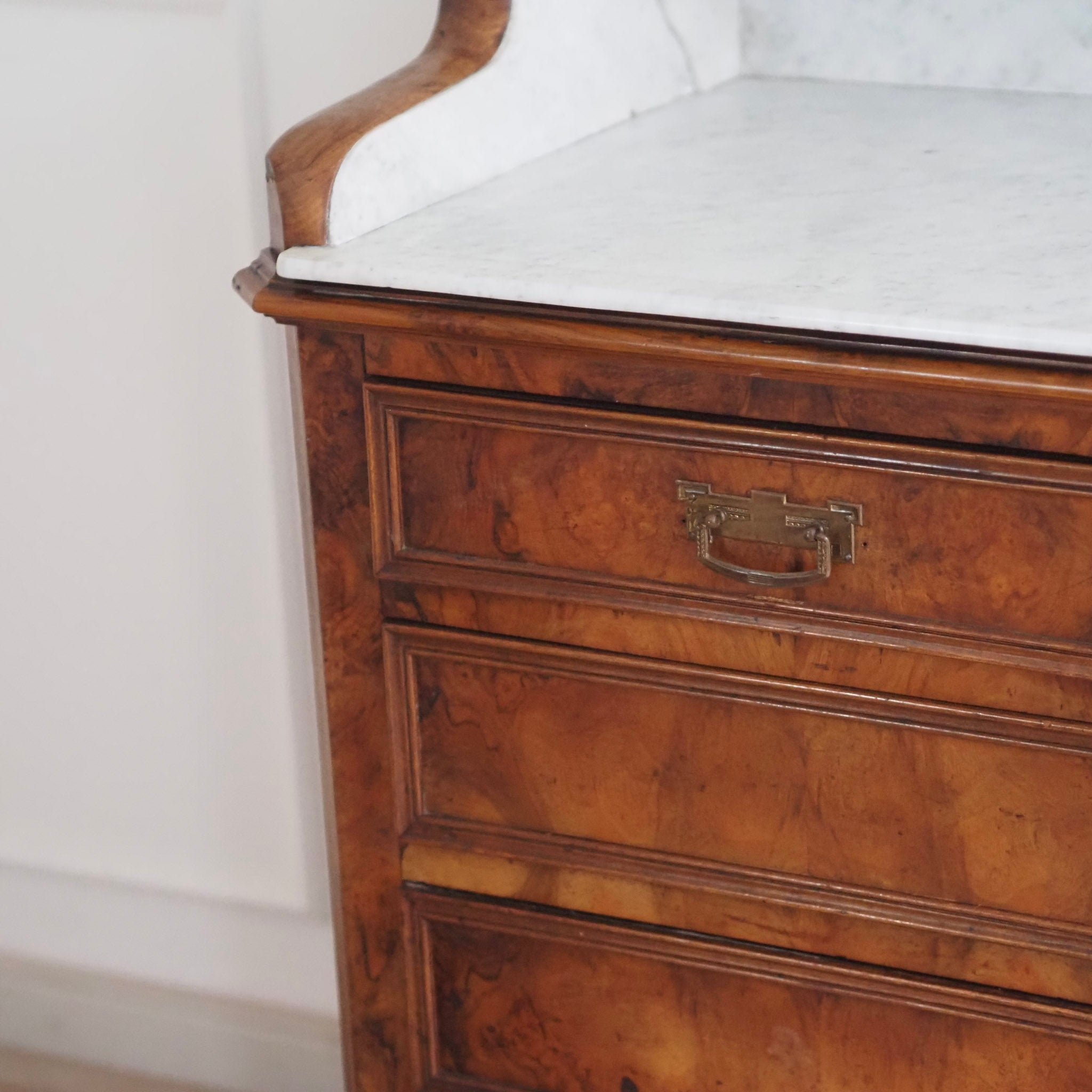 EPOCHE 1880 - Antike Spiegelkommode mit weißem Marmor aus der Gründerzeit