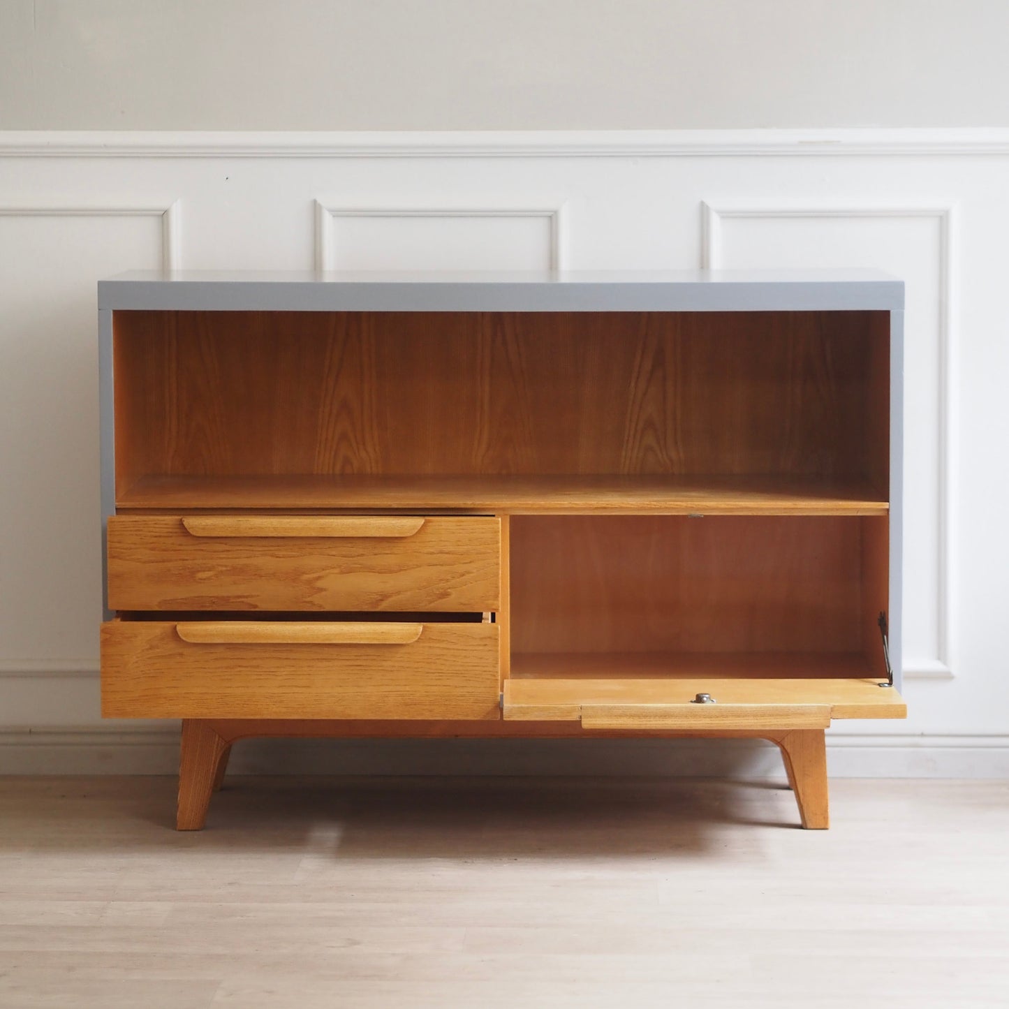 EPOCHE 1960 - Mid-Century Sideboard in hellgrau und Esche - Vintage Kommode