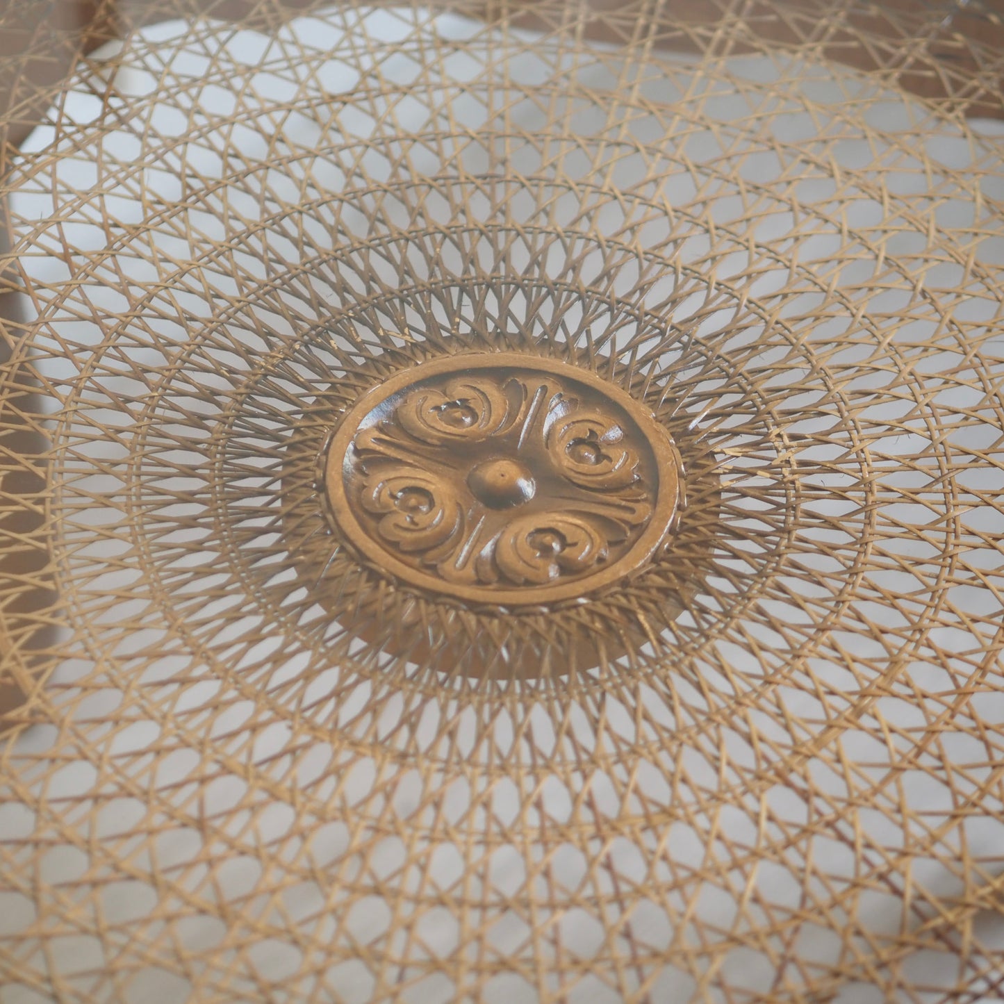 EPOCHE 1950 - Couchtisch mit Wiener Geflecht und Glasplatte, Chippendale Beistelltisch