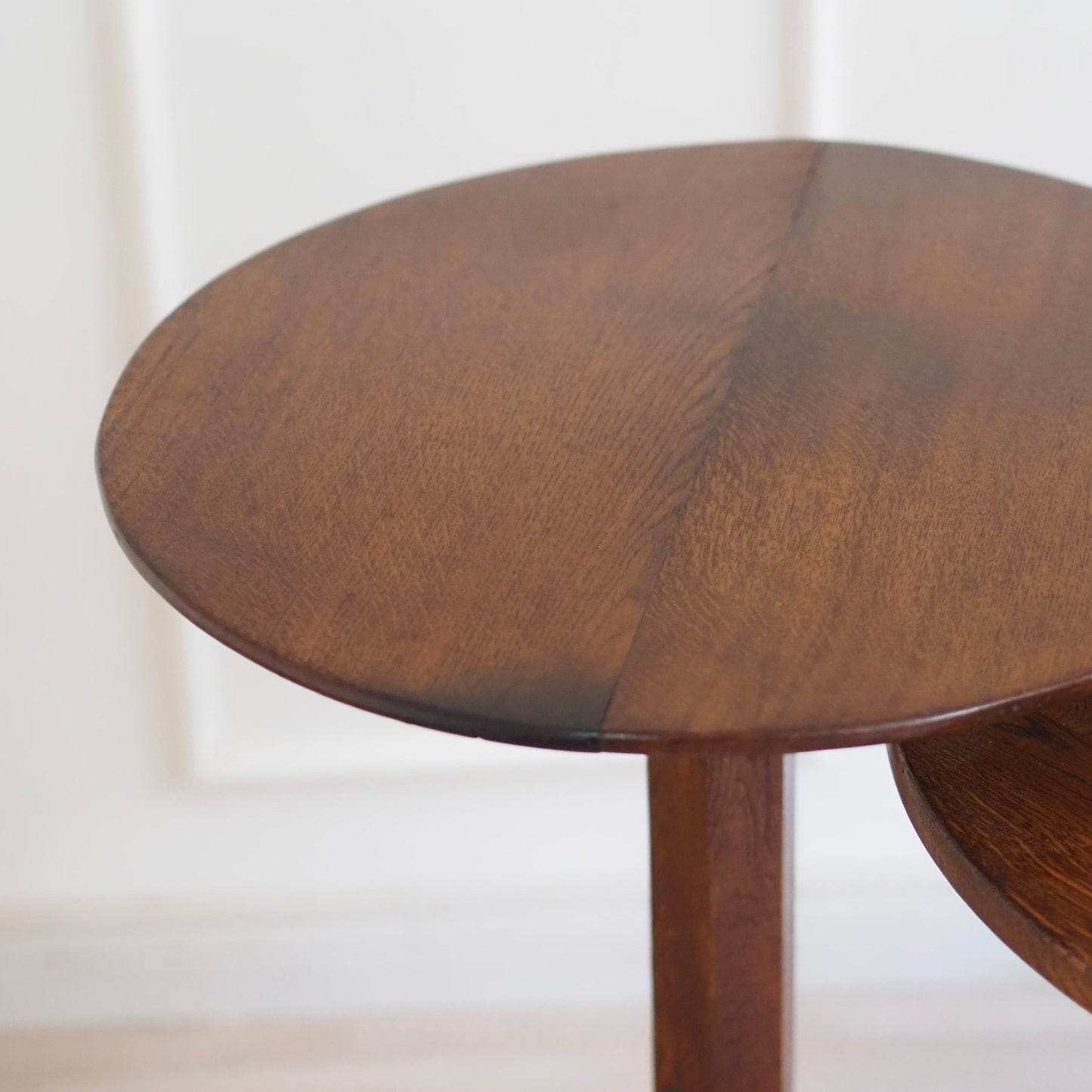 EPOCHE 1900 - Antiker Beistelltisch auf drei geschwungenen Beinen, Säulentisch